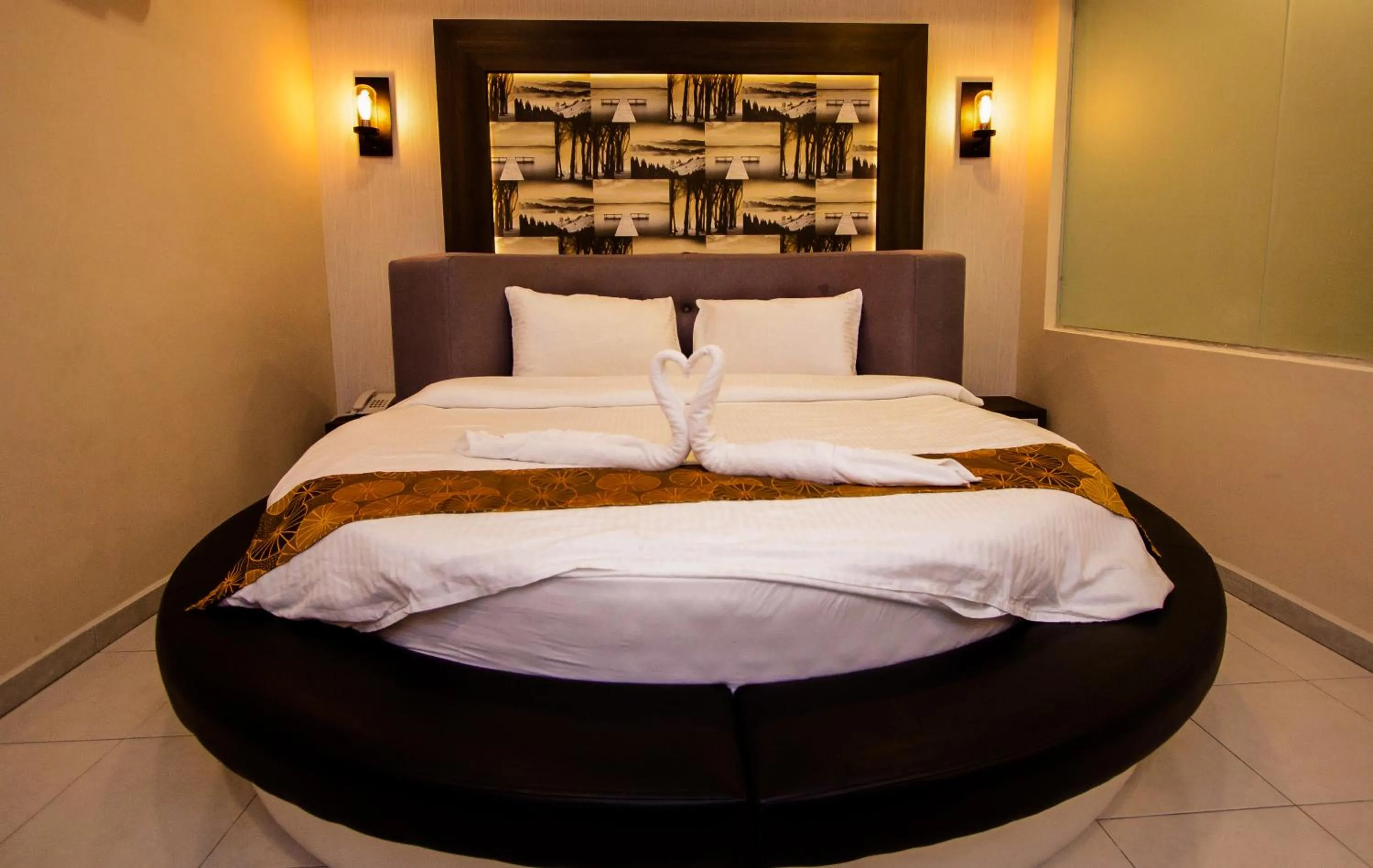 King Room with Spa Bath in Louis Hotel