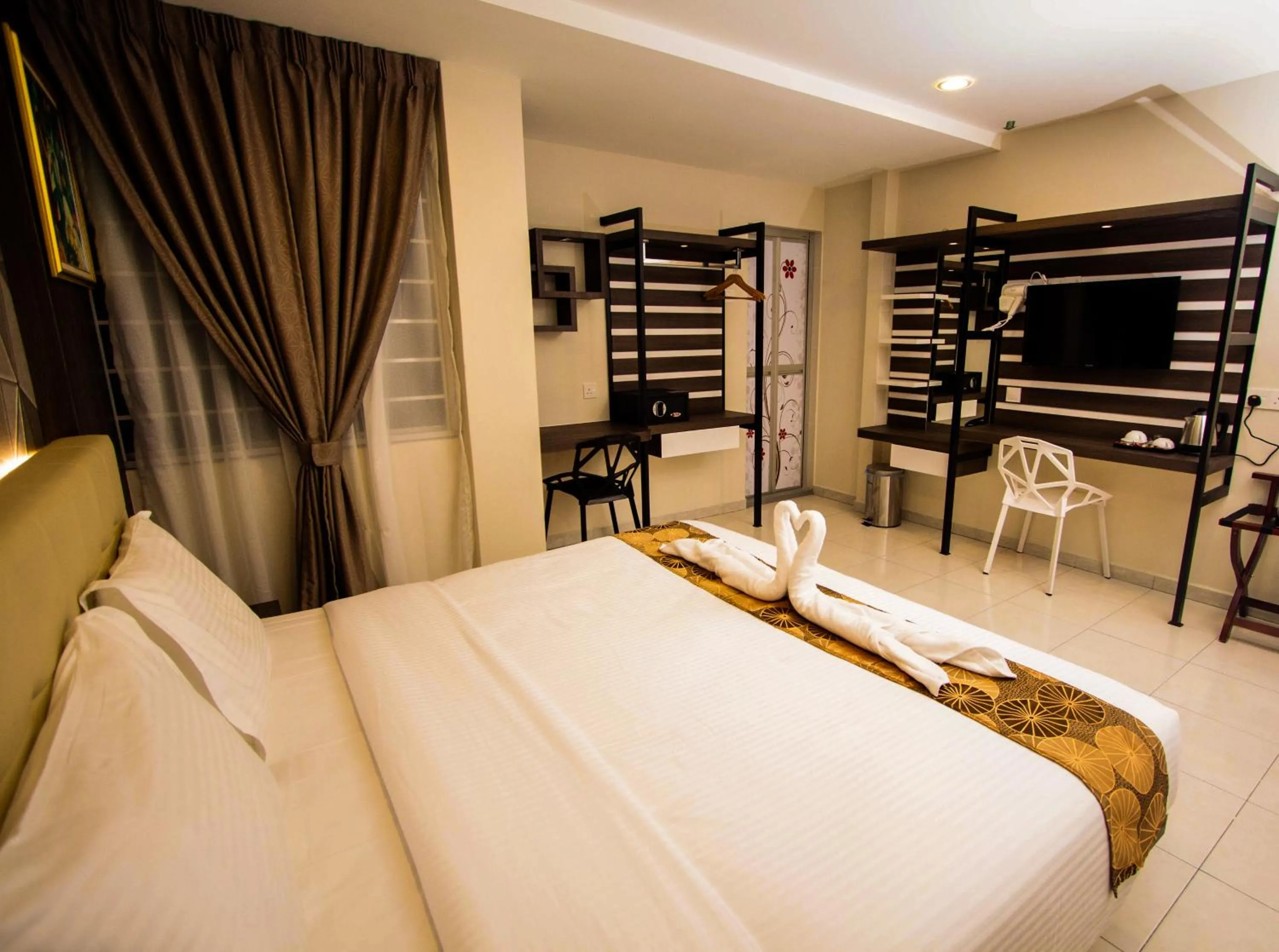 Deluxe King Room in Louis Hotel