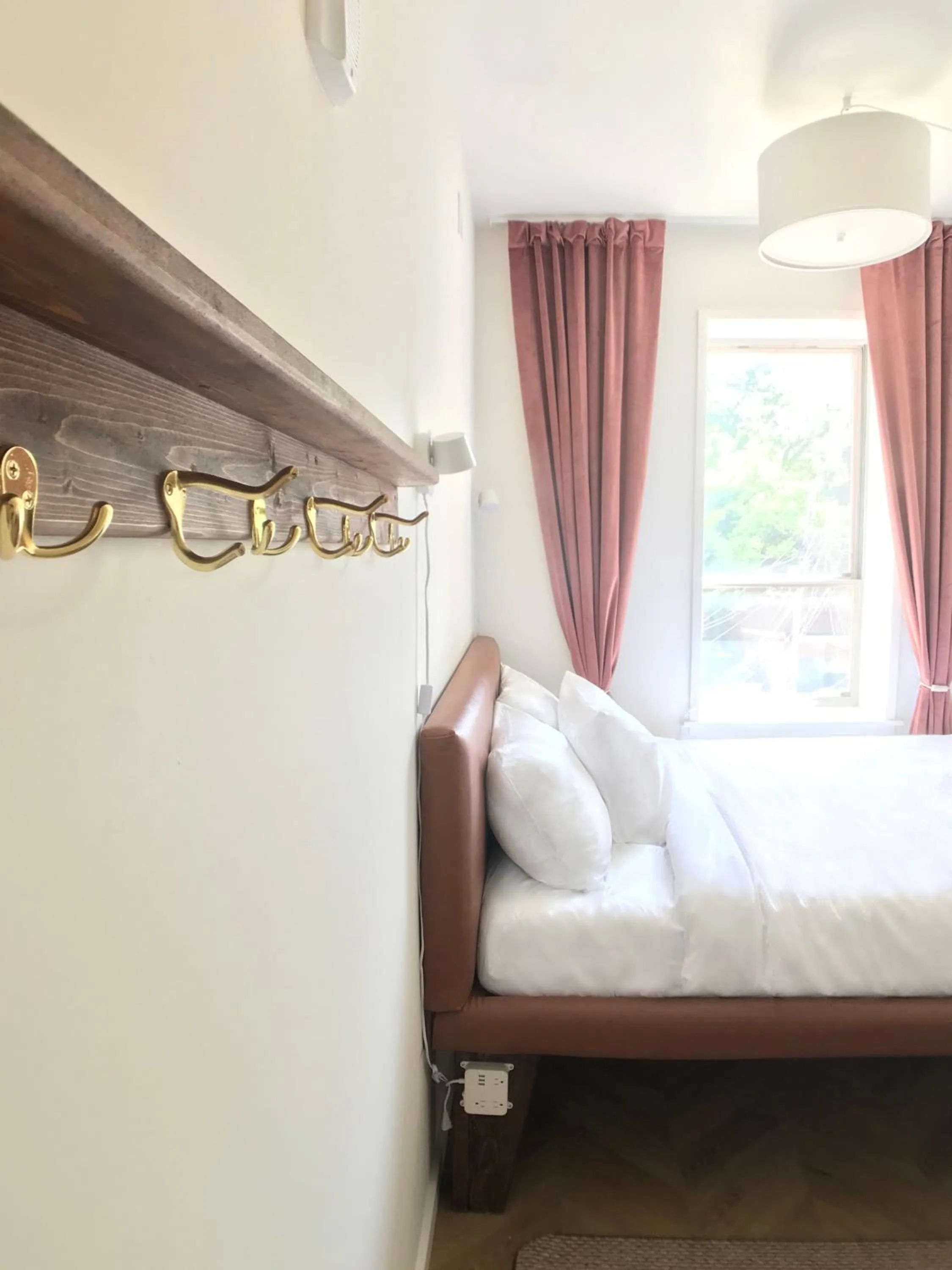 Cozy Queen Room in HighRoad Washington DC