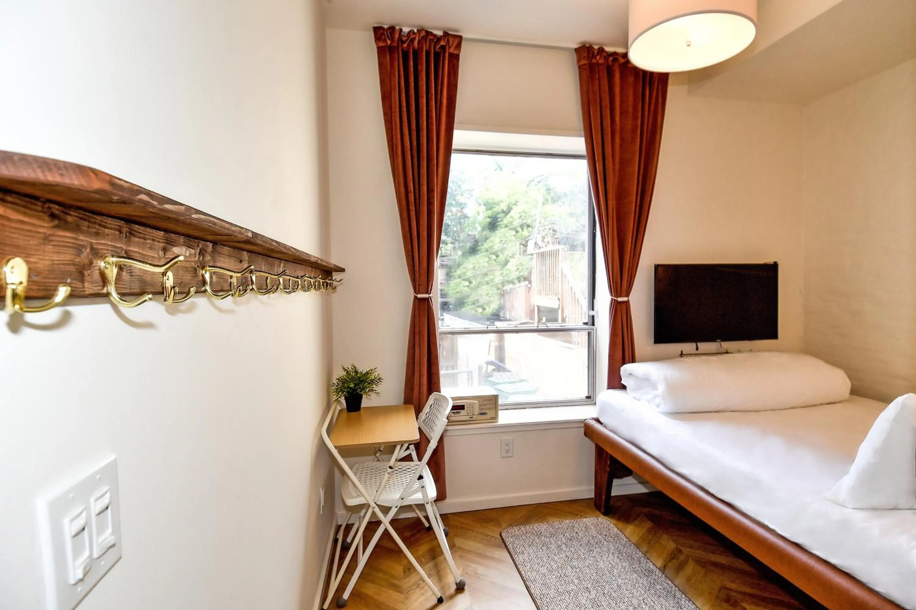 Lobby Level Deluxe Queen (Accessible) in HighRoad Washington DC