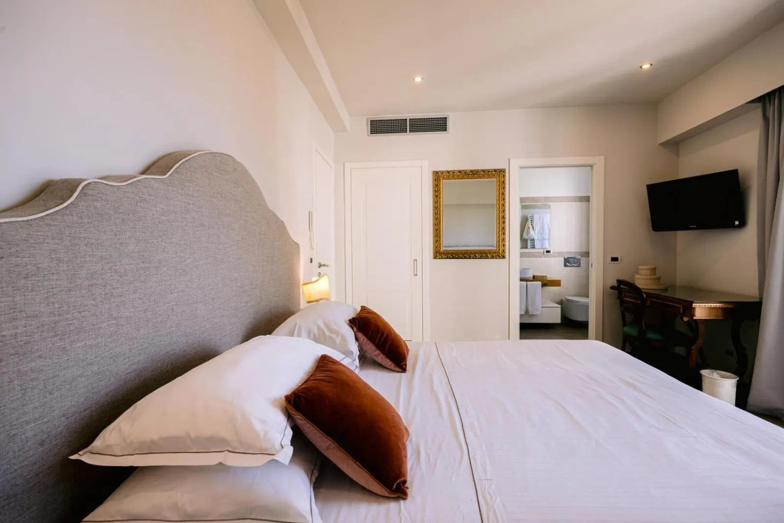 Classic Double or Twin Room with Garden View and Balcony - single occupancy in Hotel Villa Paradiso