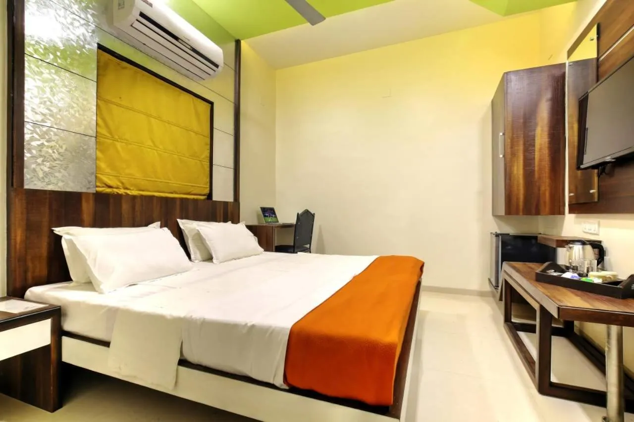 Super Deluxe Double Room with Fan in Hotel Lonavla