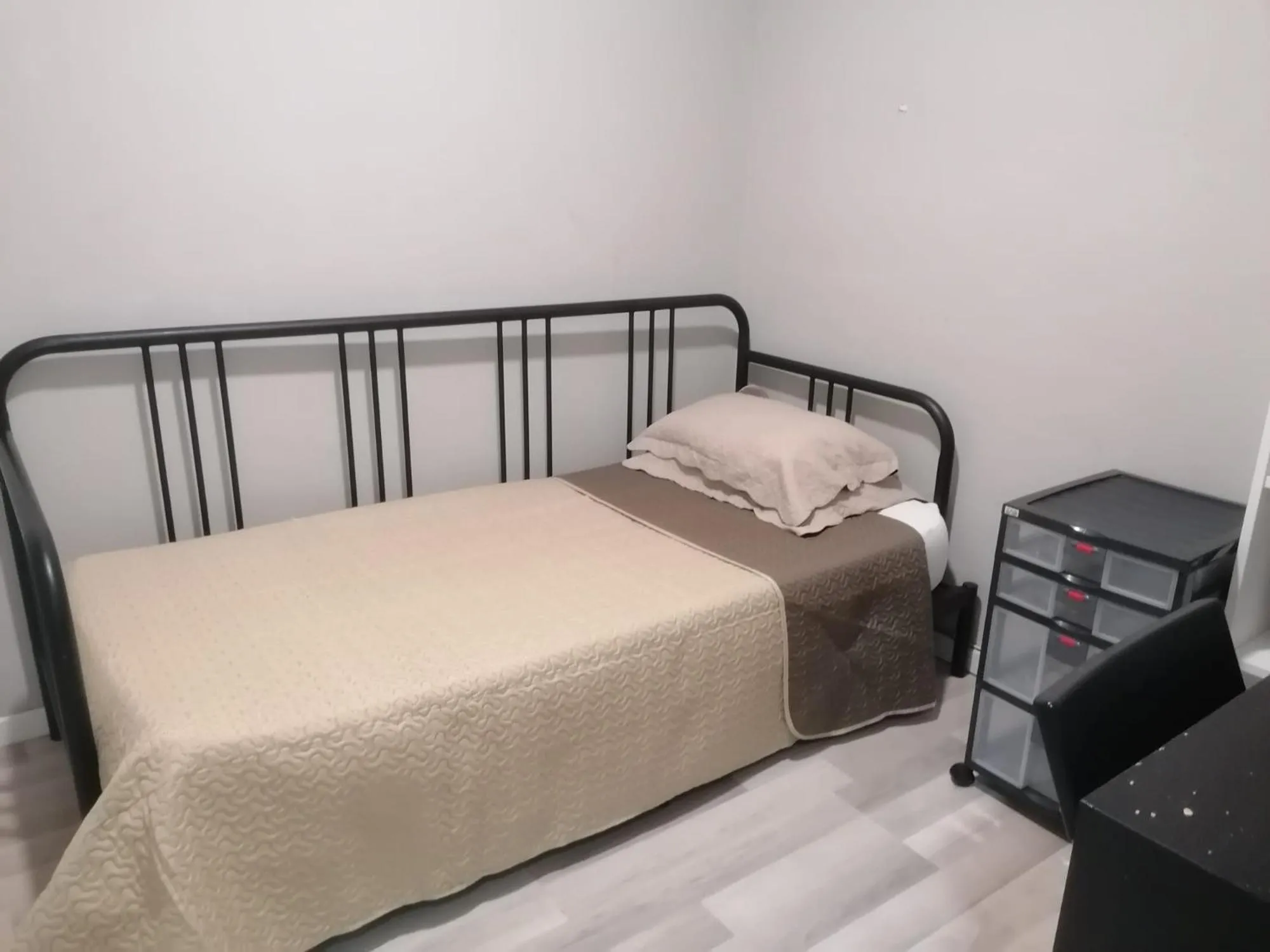 Small Single Room in Hostel Seven Hills