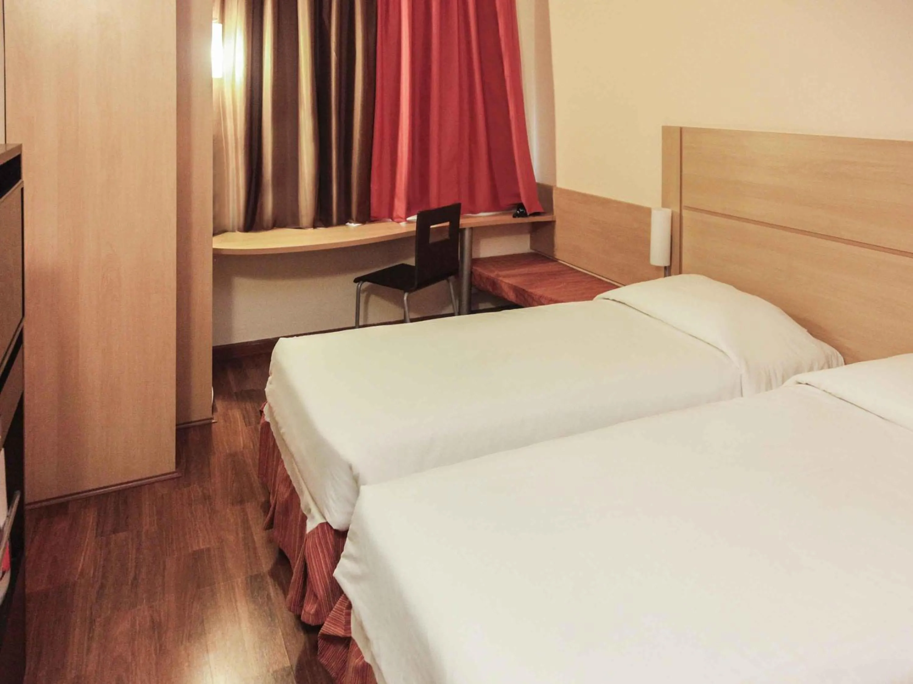 Standard Twin Room in Ibis Sertaozinho