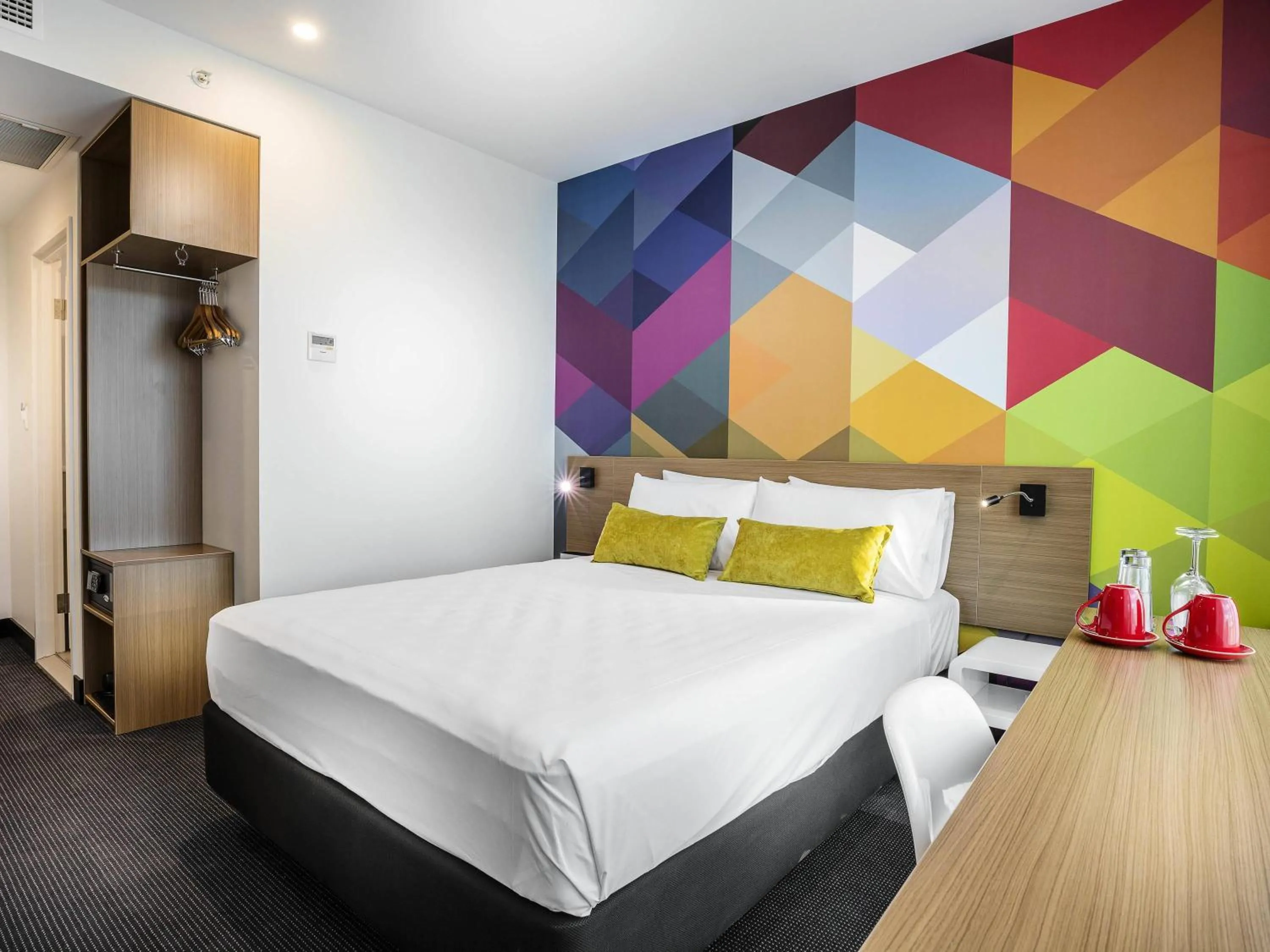 Standard Queen Room in ibis Styles Brisbane Elizabeth Street
