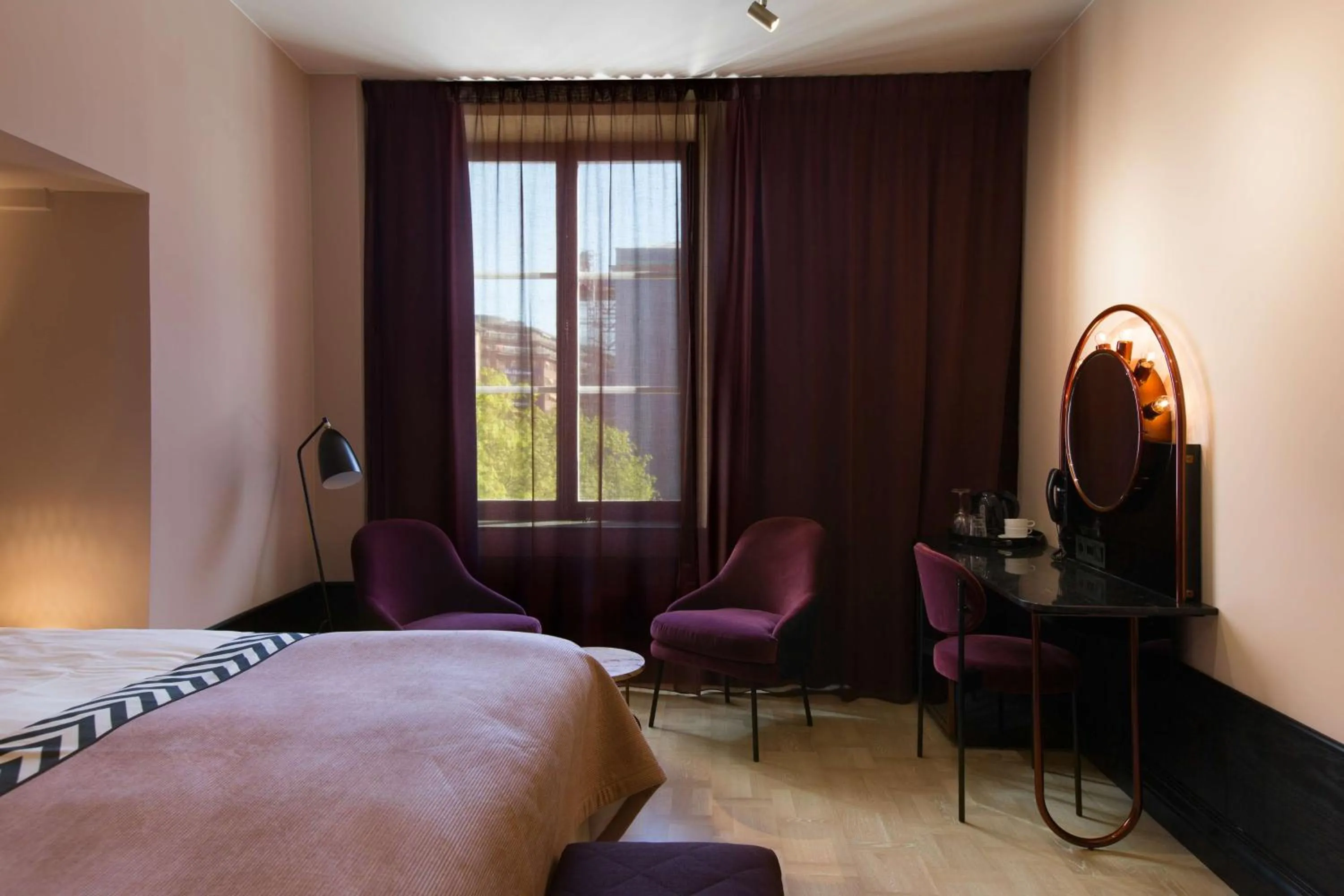 Large Superior Queen Room in Haymarket by Scandic