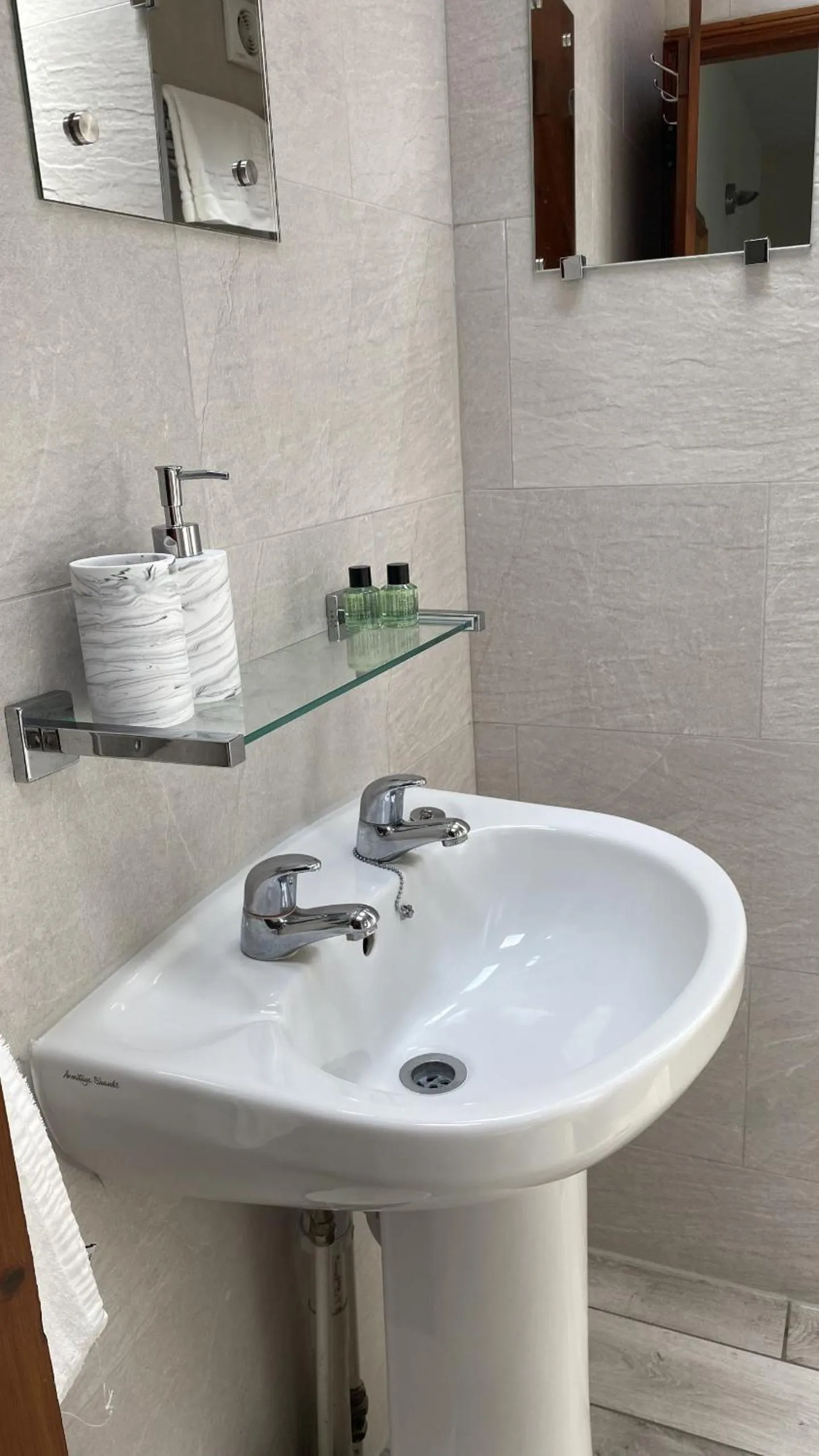 Double Room with Private Bathroom - single occupancy in Priory Tearooms Burford with Rooms