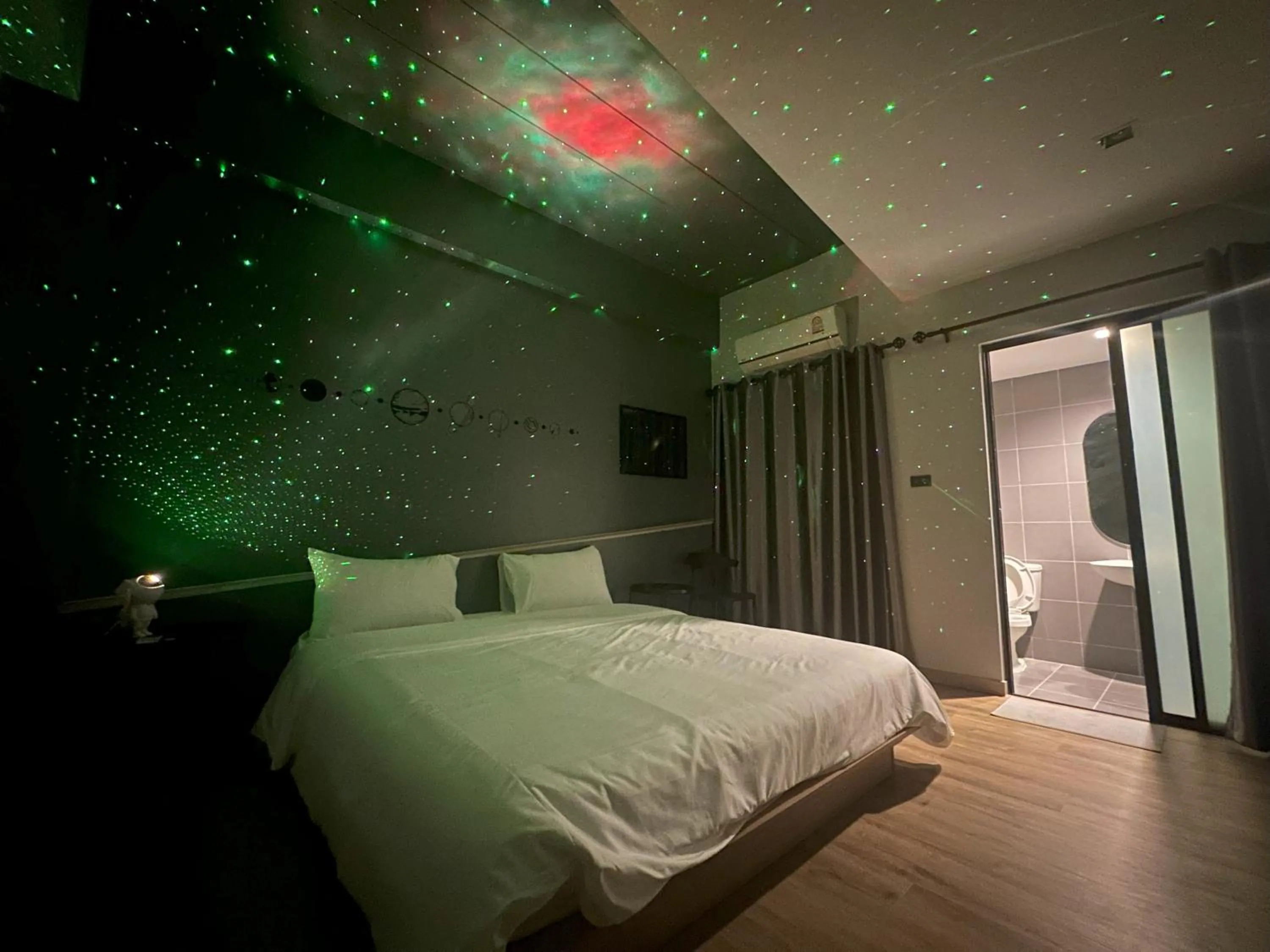 Deluxe Double Room with Balcony in Bed-room at Suvarnabhumi Airport - Newly renovated