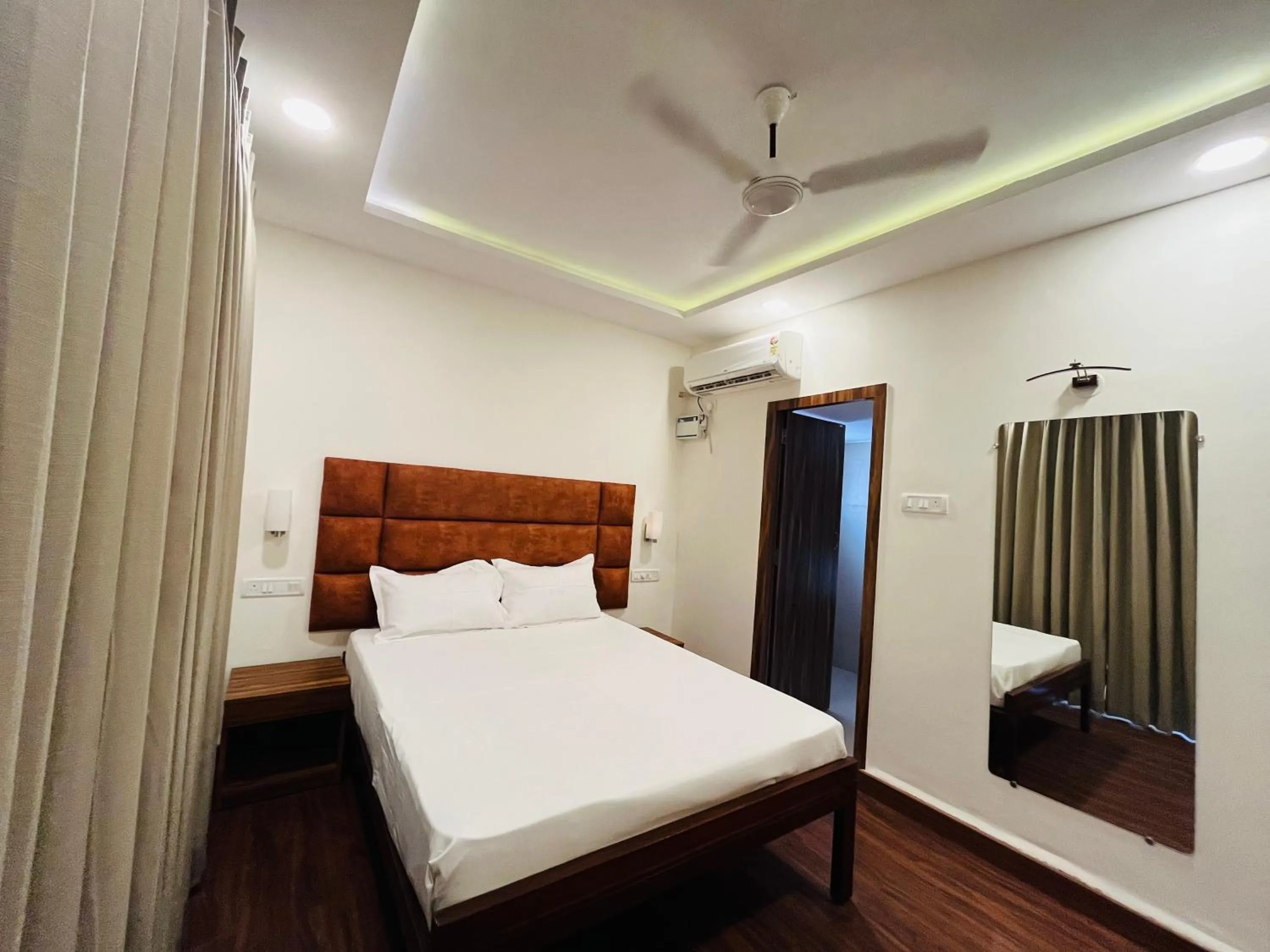 Deluxe Double Room with Balcony in Ticlo Resorts