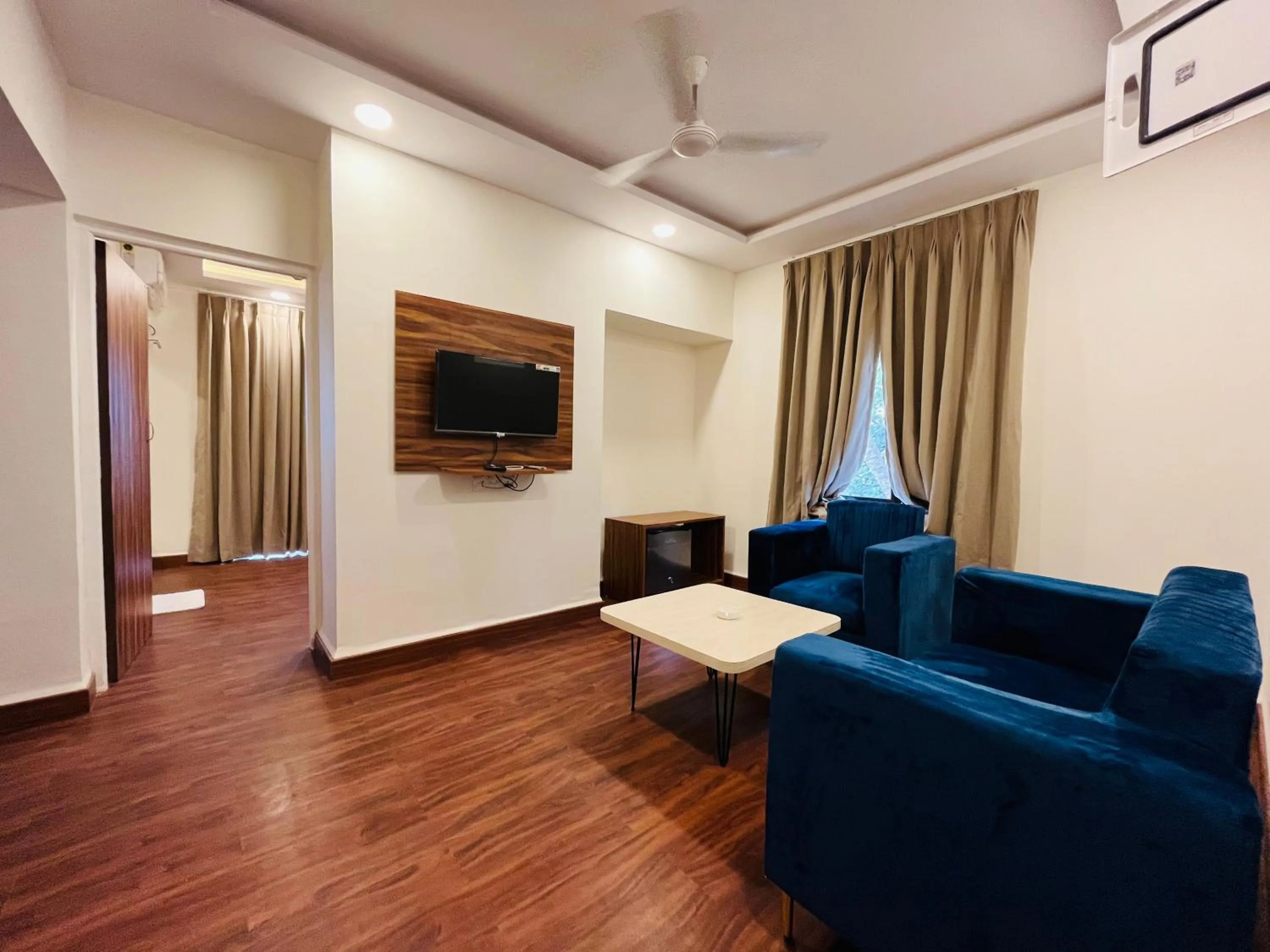 Deluxe Double Room with Balcony in Ticlo Resorts