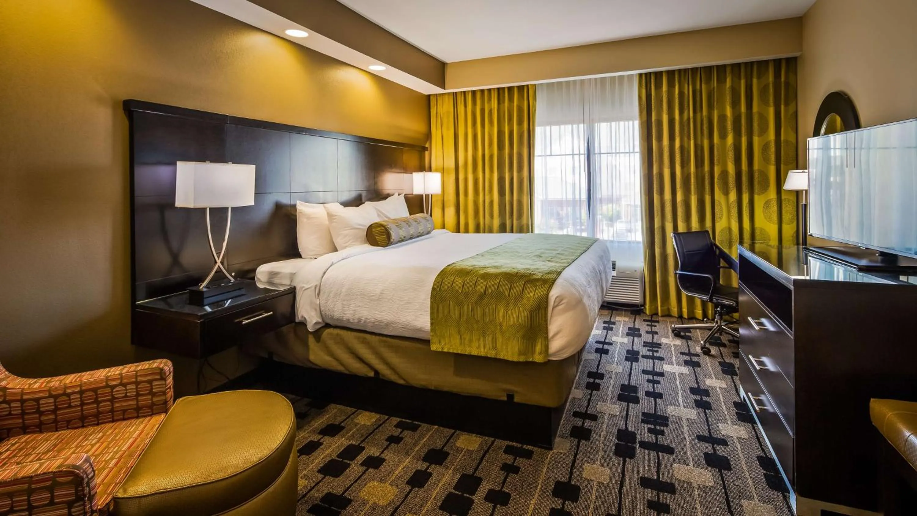 King Room with Roll-In Shower - Mobility Access in Best Western Plus University Inn