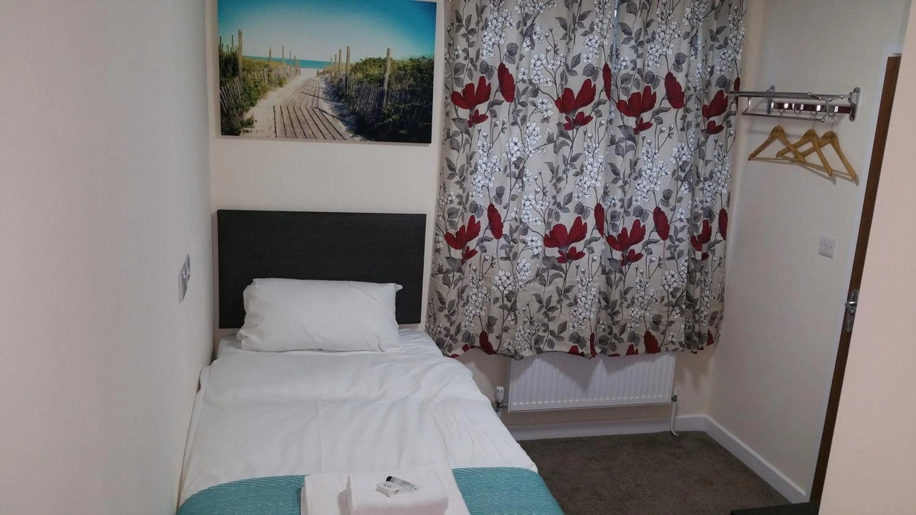 Single Room with Shower in The Oxford House