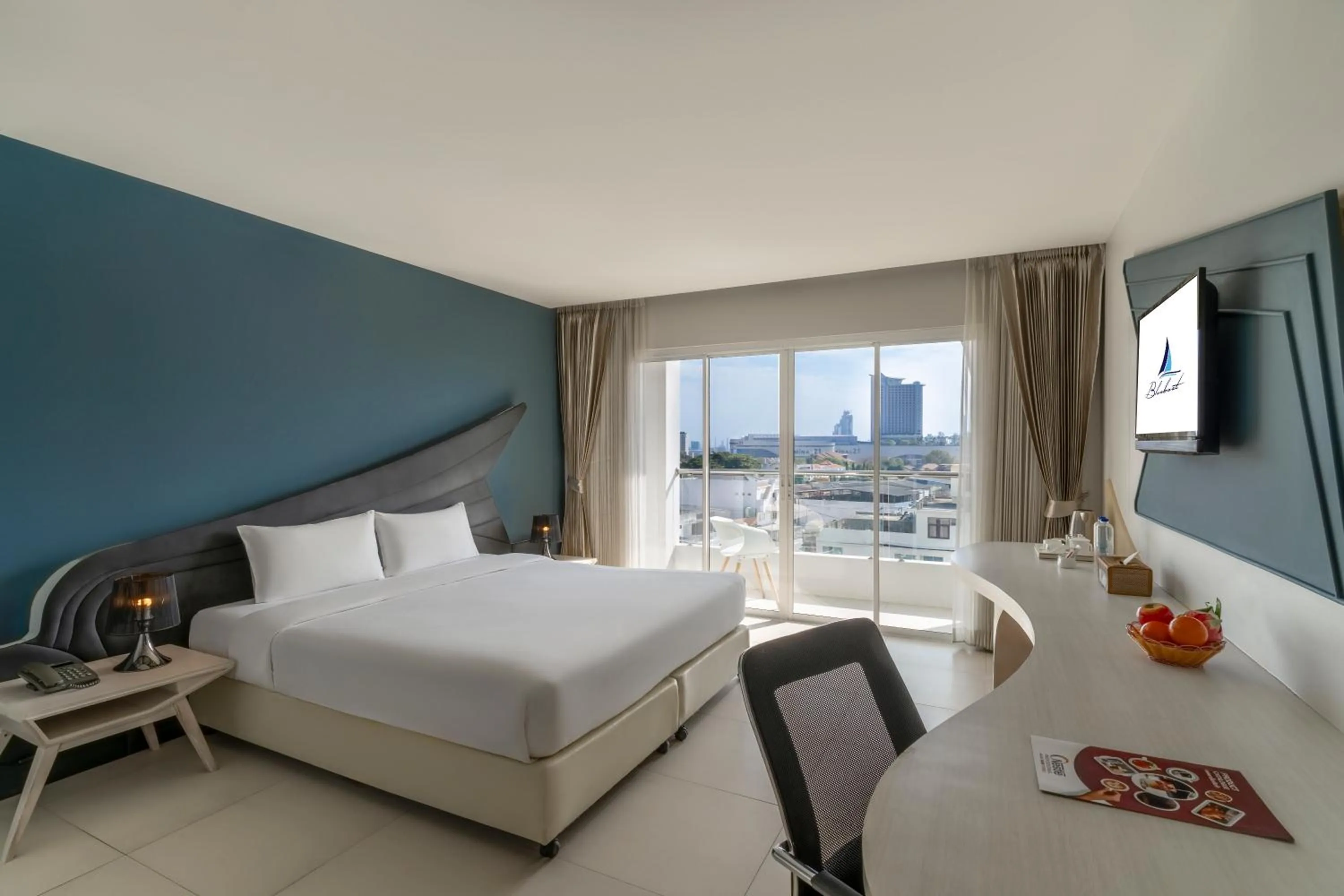 Deluxe King Room in Blue Boat Hotel JC