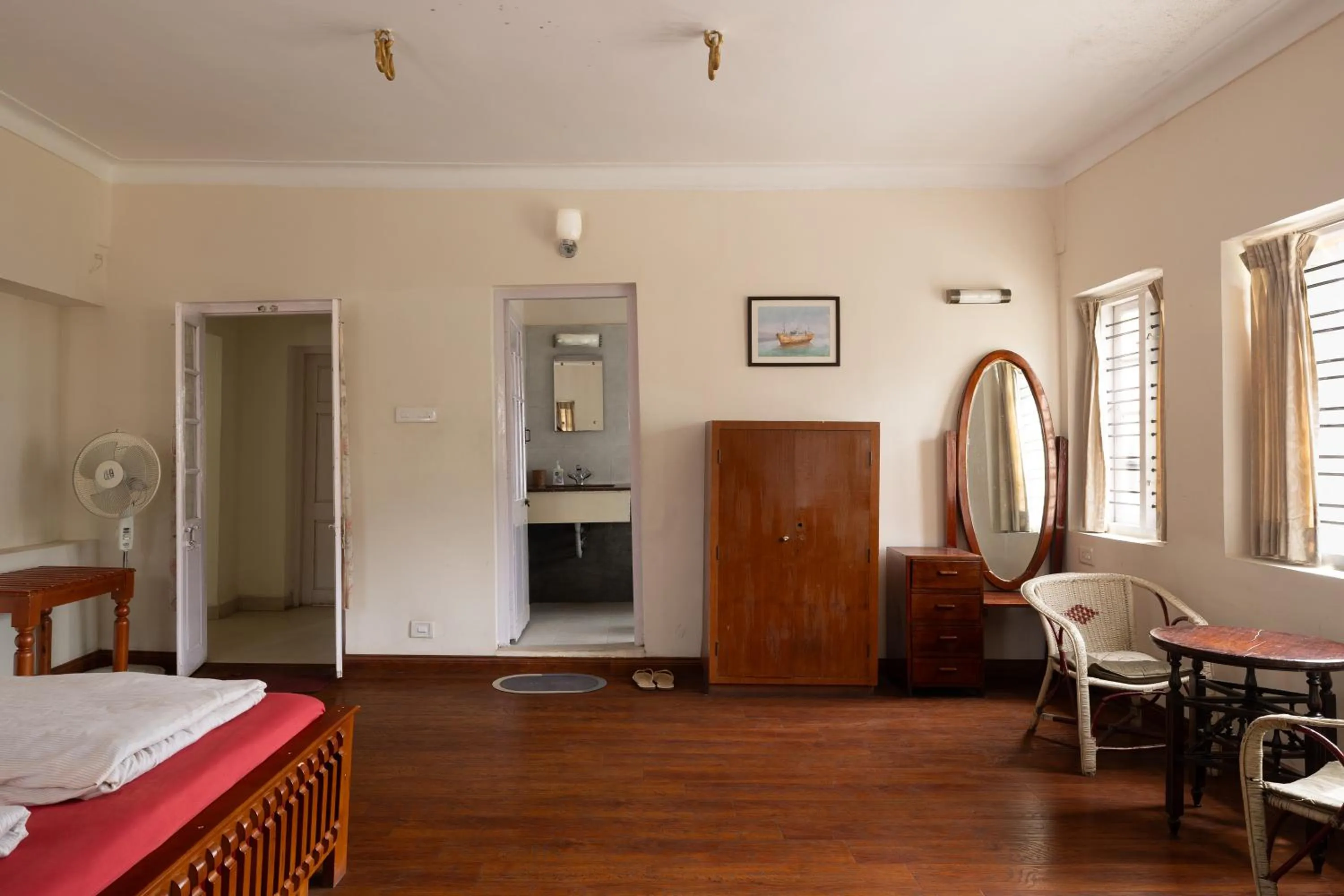 Deluxe King Room in Colonels inn