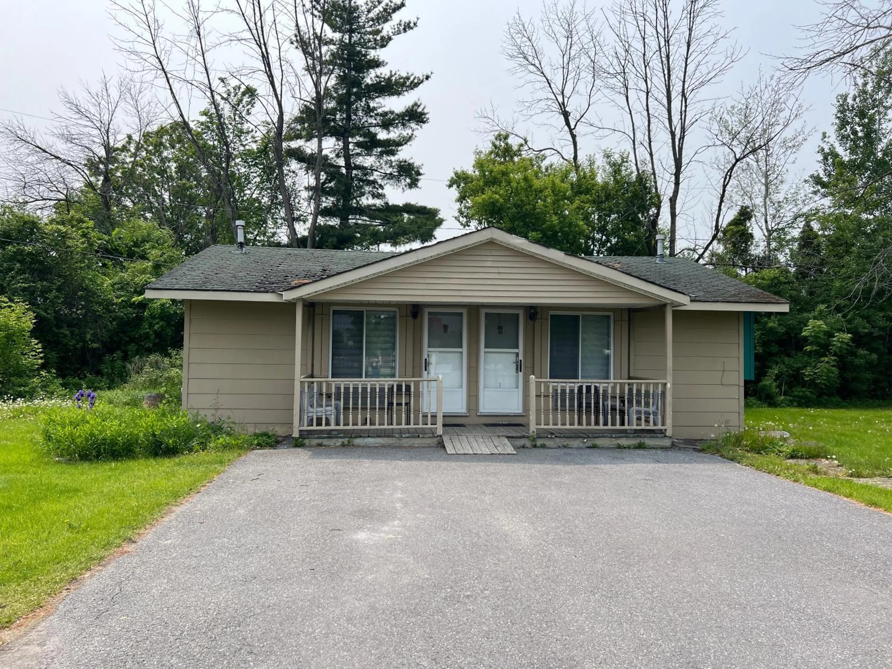 Deluxe King Room in First Canada Hotel Cornwall Hwy 401 ON