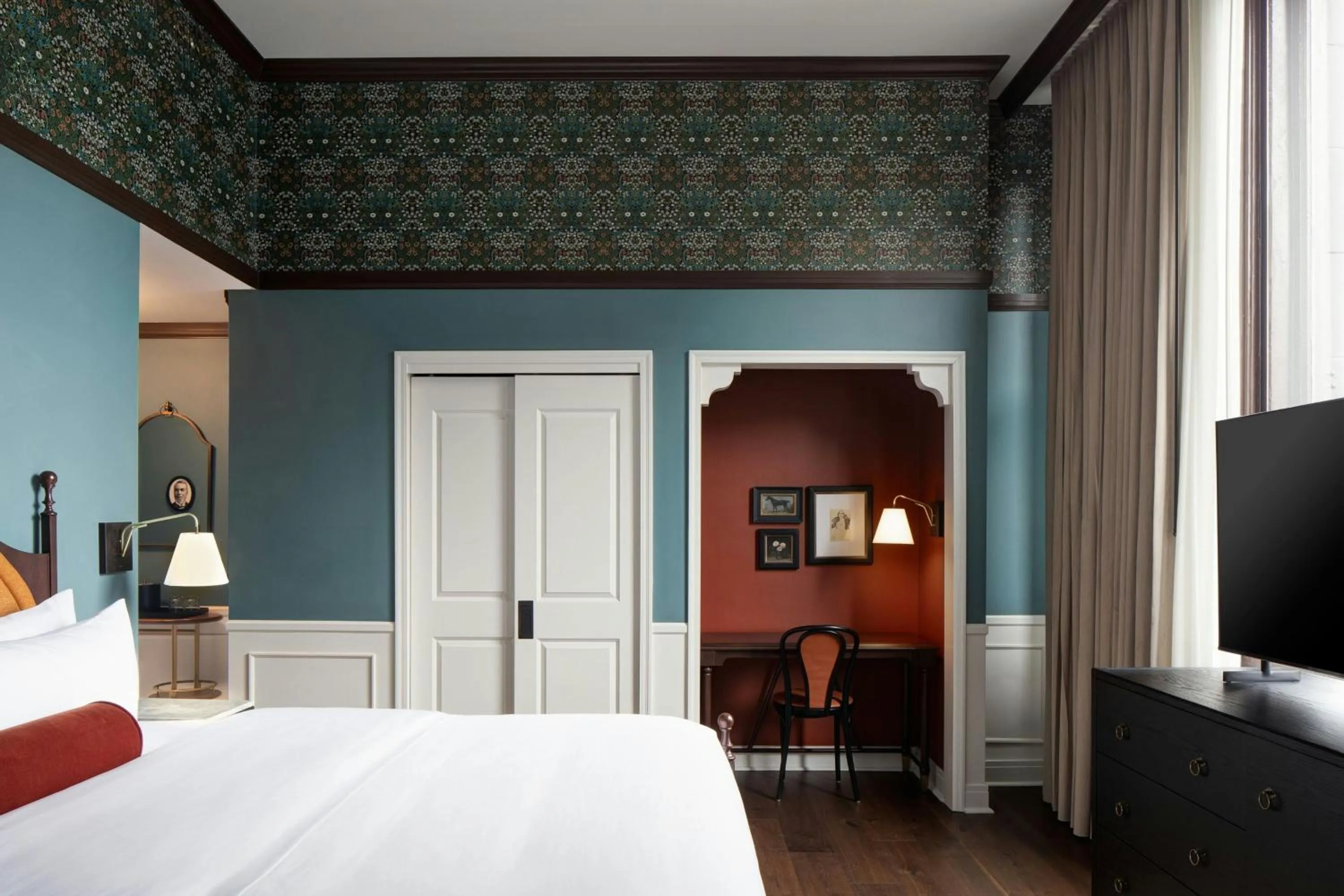 King Room with City View - Mobility and Hearing Accessible with Roll-in Shower in Hotel David Whitney, Autograph Collection