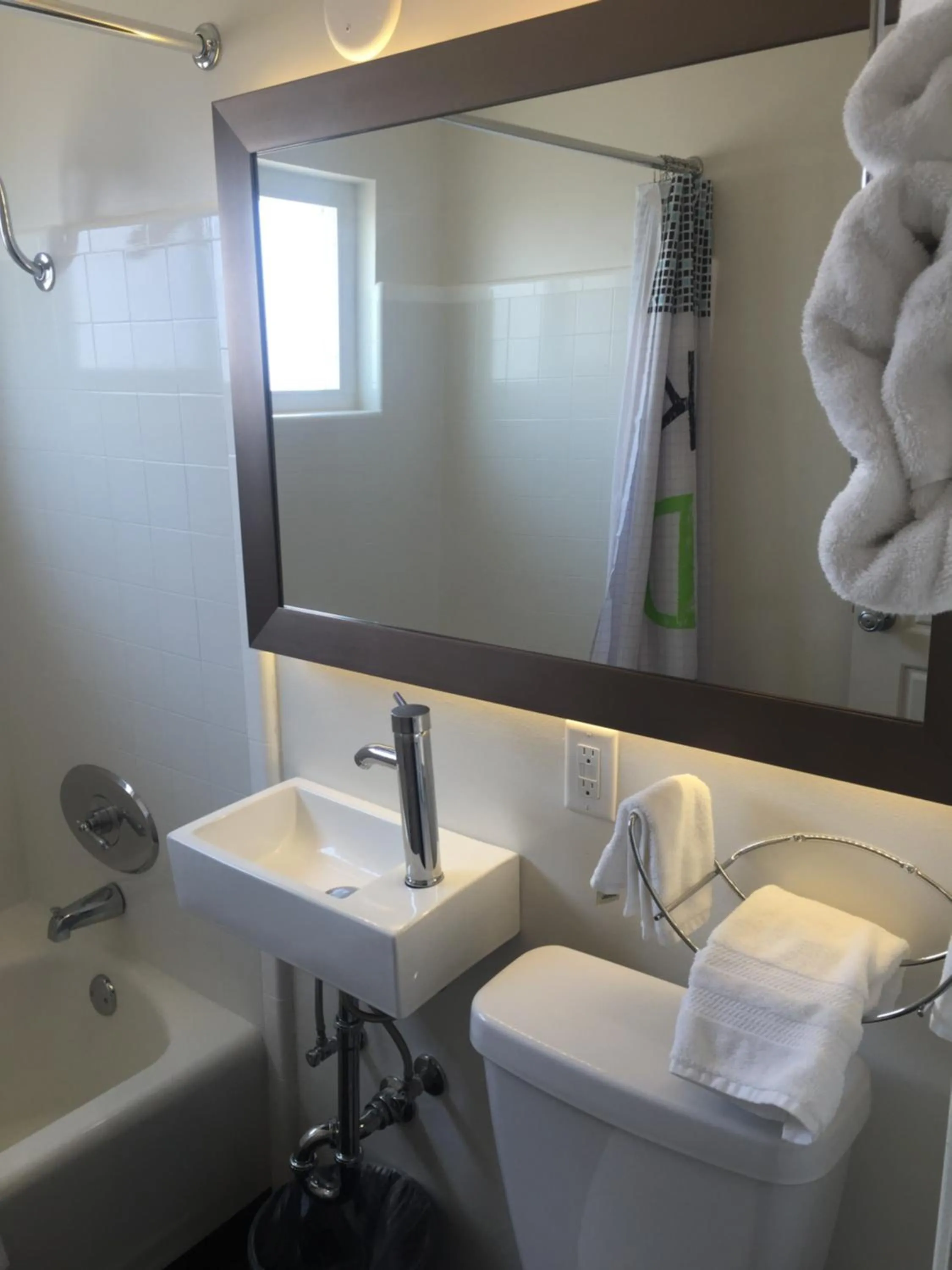 Queen Room in The Sands Motel