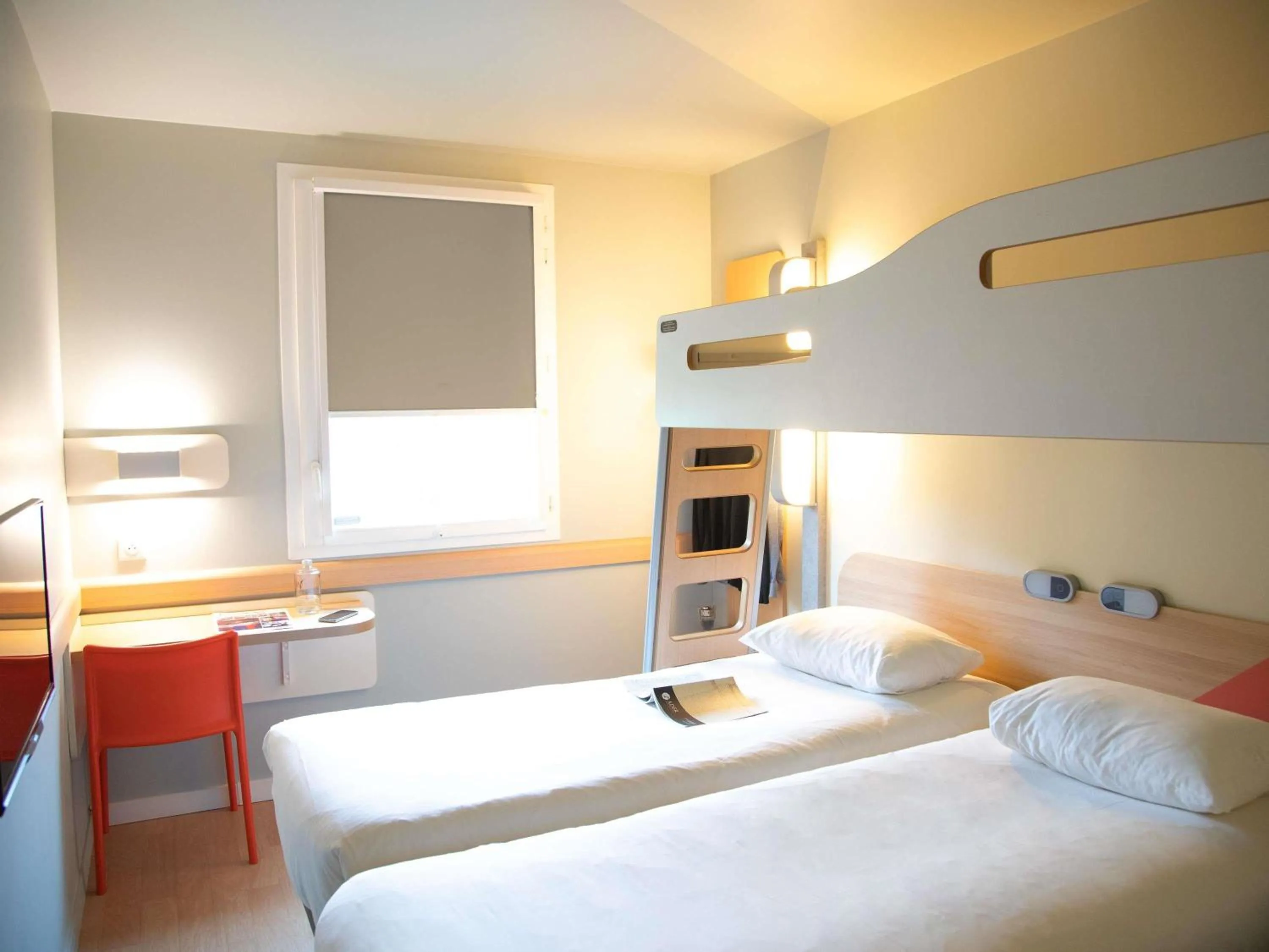 Triple Room with Twin Beds and Bunk Bed in ibis budget Saint Quentin Yvelines - Vélodrome