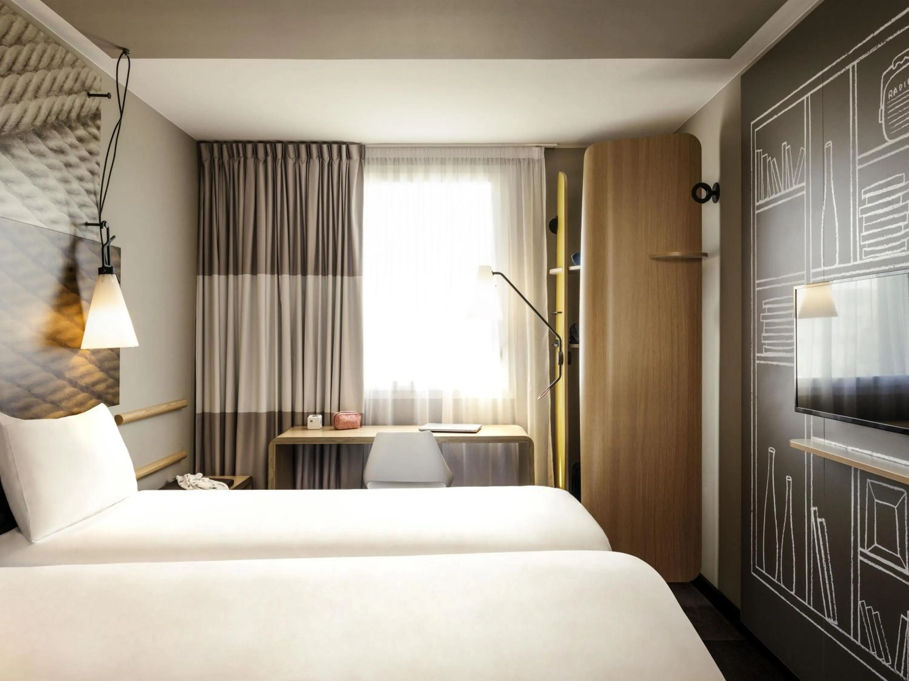 Standard Twin Room in ibis Saint Quentin en Yvelines - Vélodrome