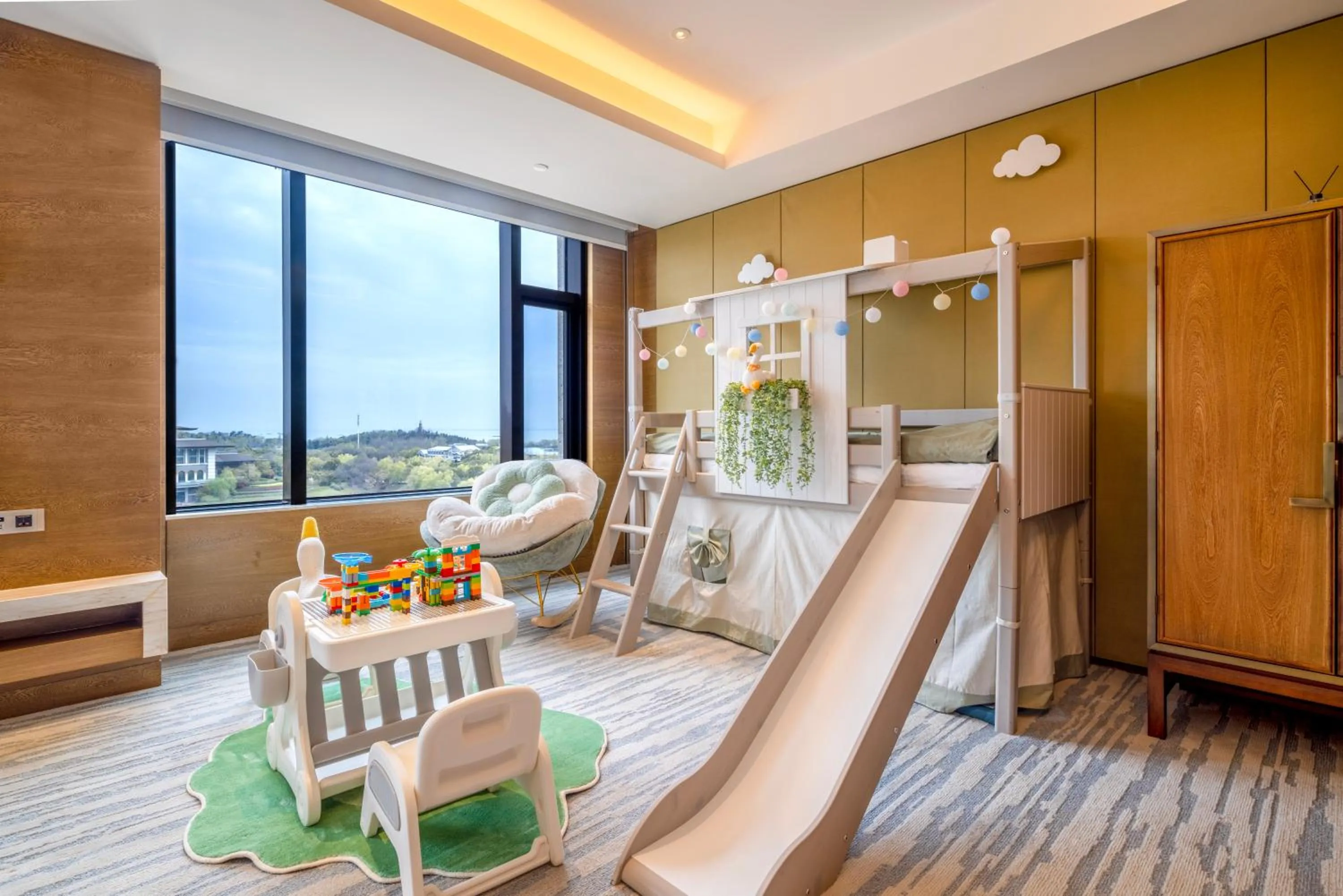 1 King Bed Premium Kid Theme in InterContinental Nantong by IHG-Best view of yangtze