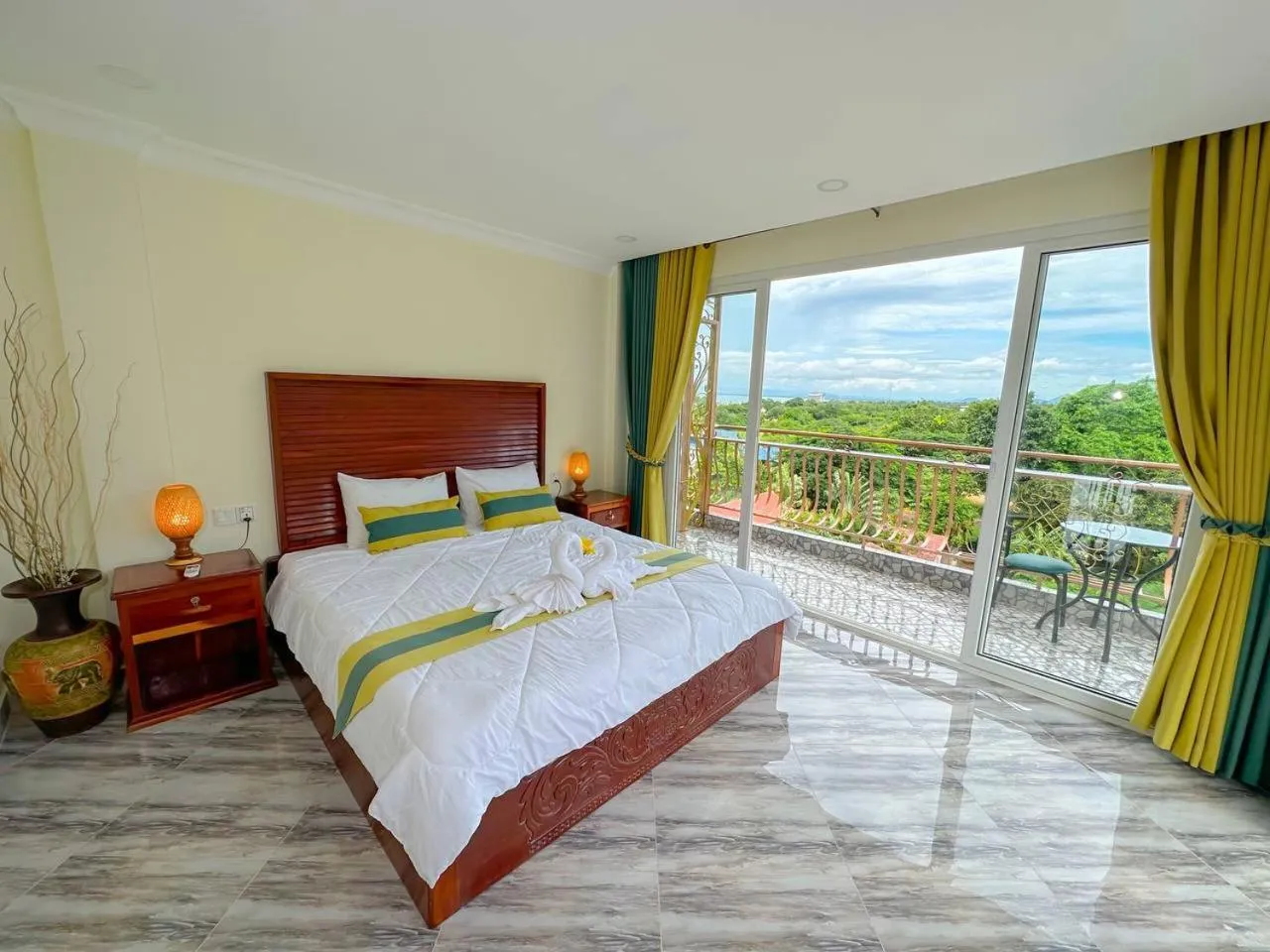 Deluxe Double Room with Balcony and Sea View in Summer Resort