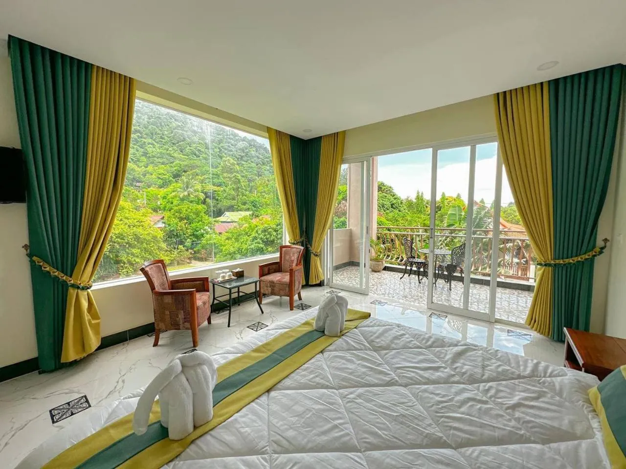 Deluxe Queen Room in Summer Resort