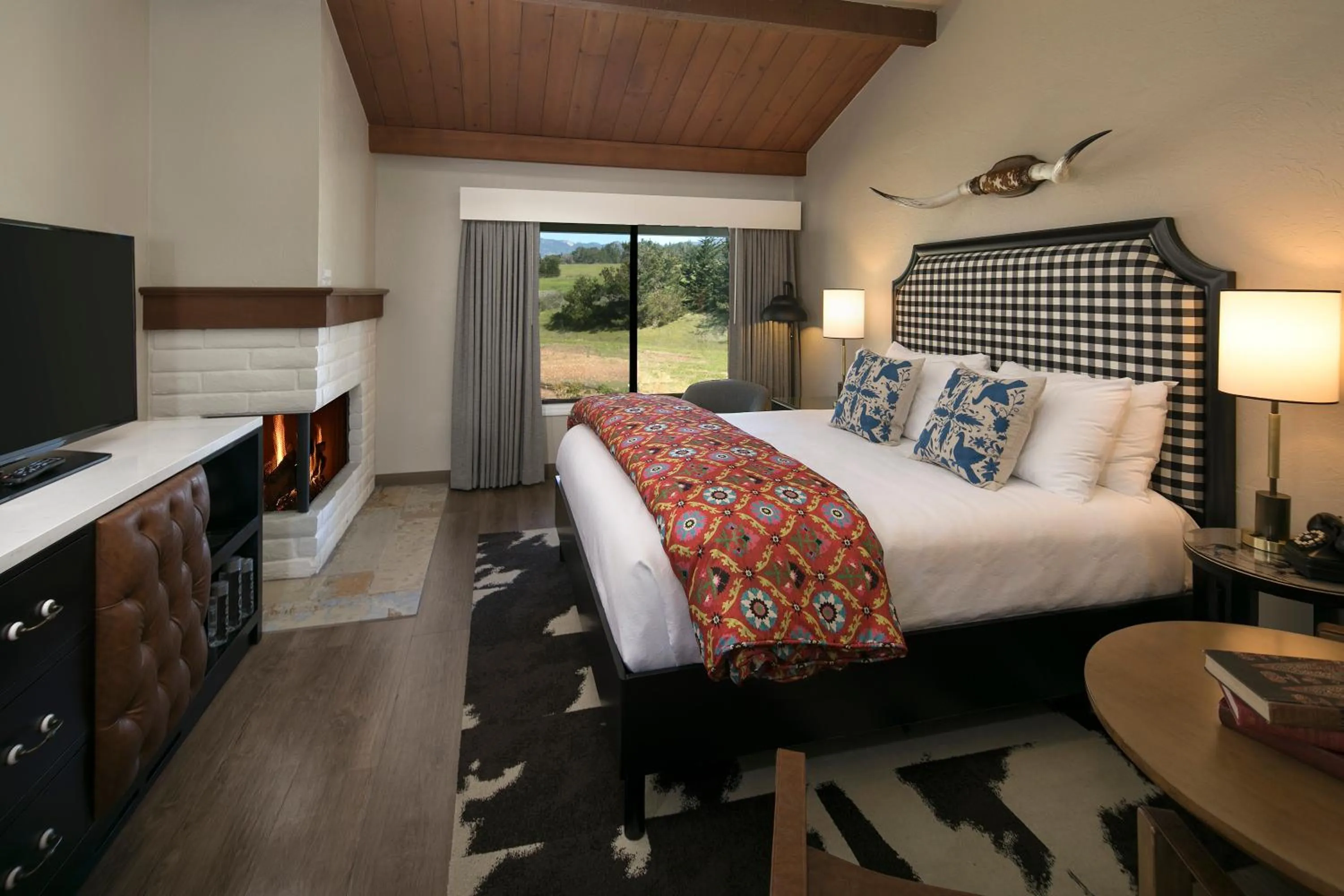 King Room with Fireplace in Oceanpoint Ranch