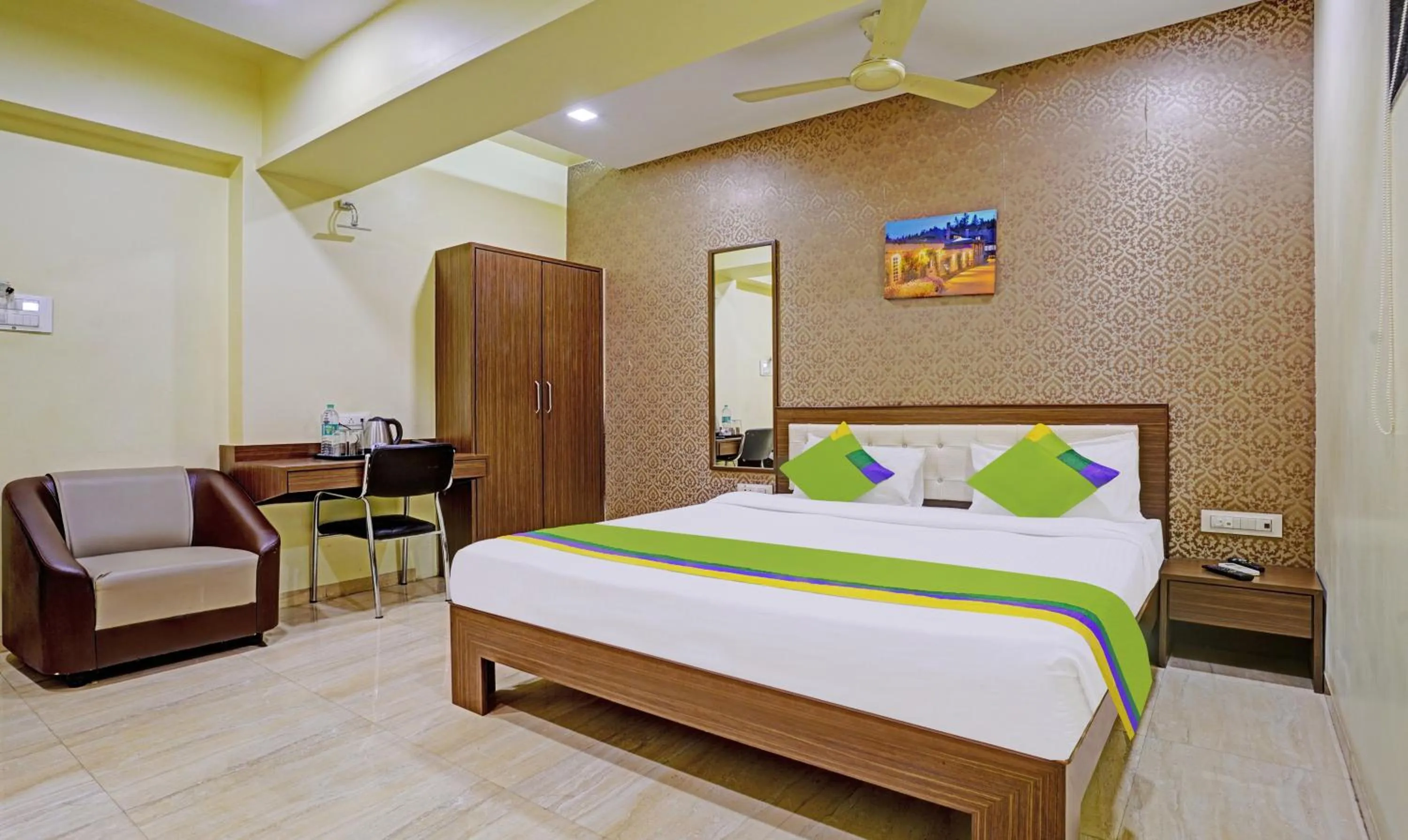 Standard Double Room - single occupancy in Treebo De Grandeur Anand Nagar
