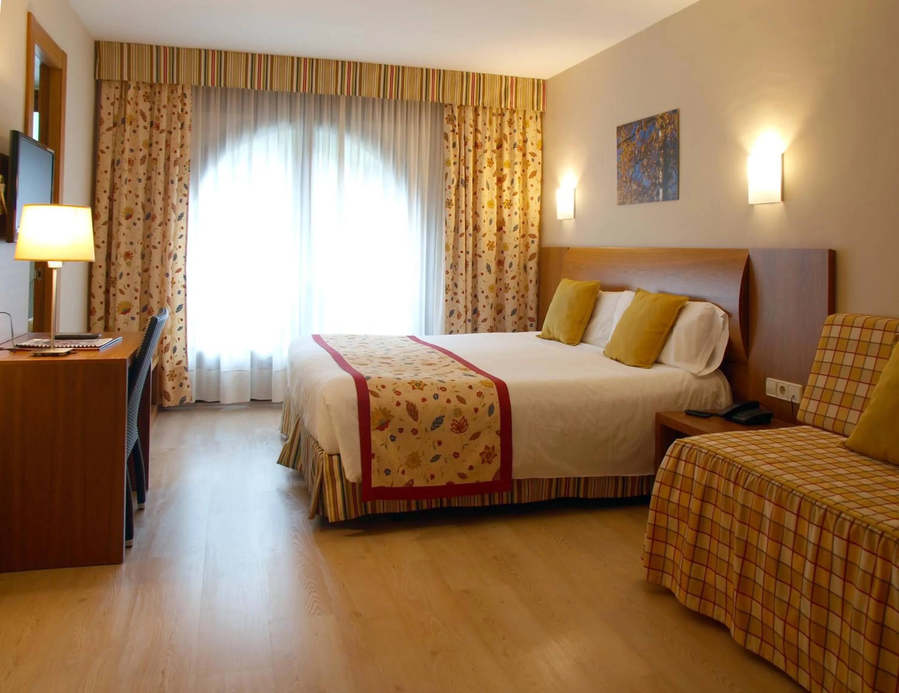 Quadruple Room (2 Adults + 2 Children) with Spa Access in Hotel Guillem & Spa