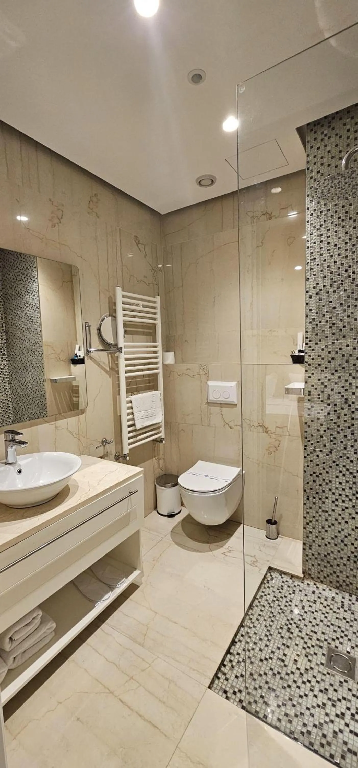 Superior Double Room in Hotel Queen