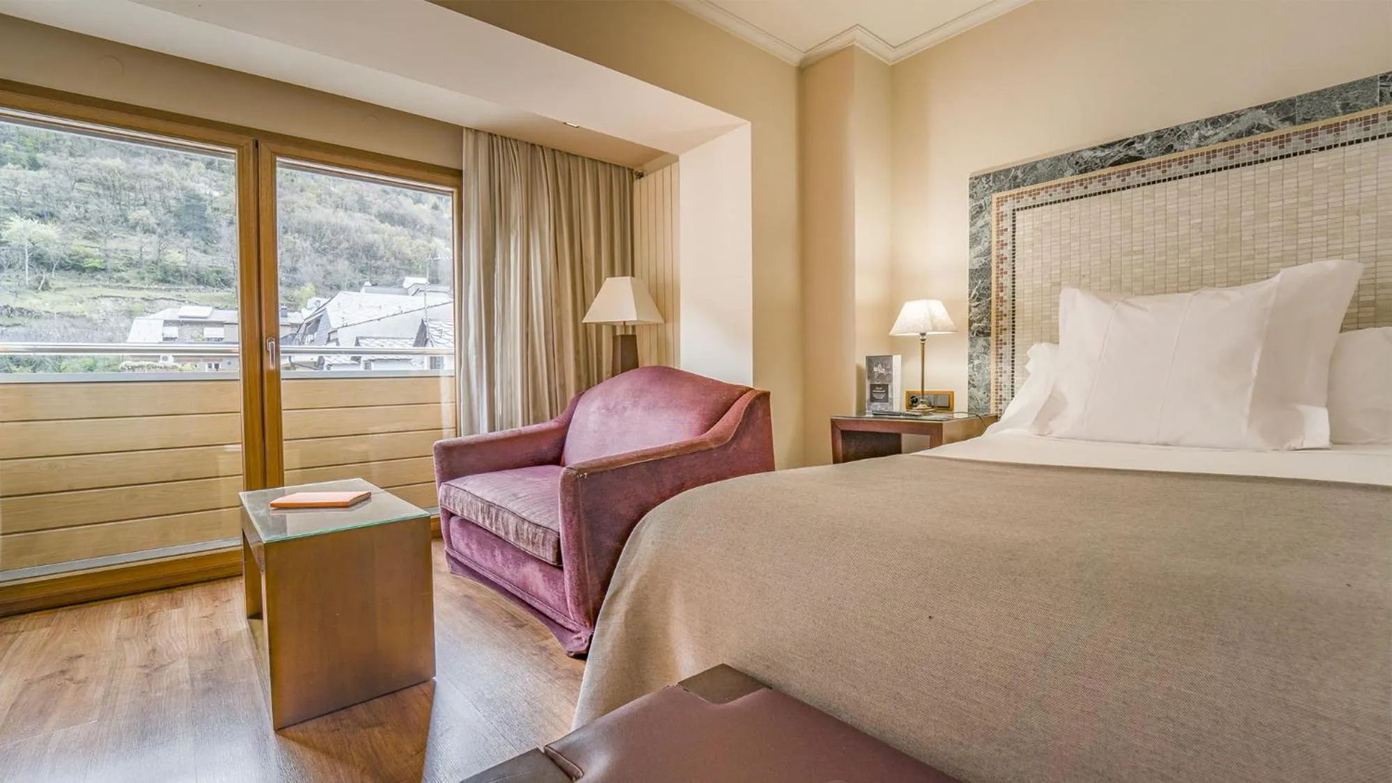 Deluxe Double or Twin Room with City View in Roc Blanc Hotel & Spa