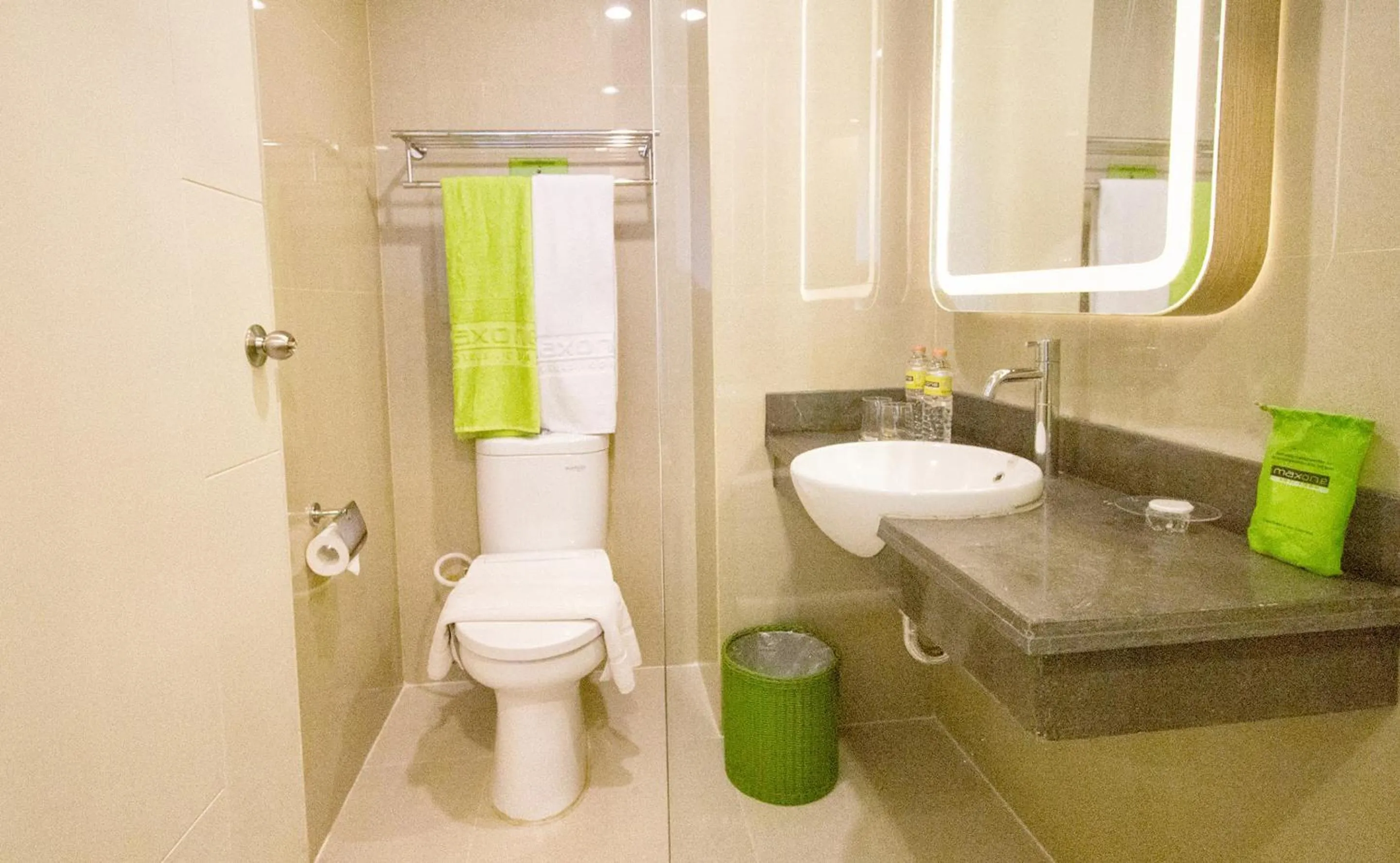 Warmth Double Room in MaxOneHotels at Resort Makassar