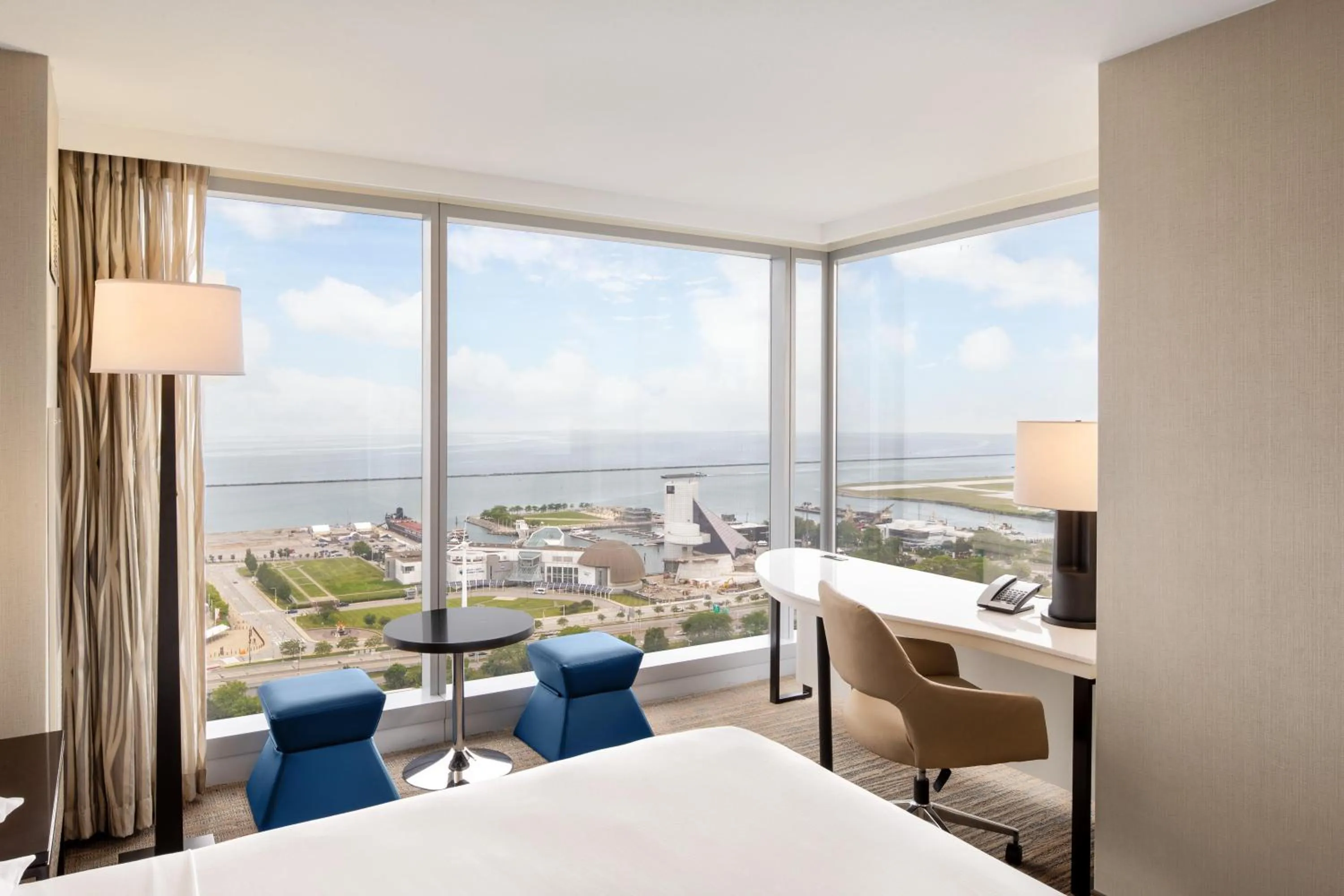 Corner King Room - Hearing Access in Hilton Cleveland Downtown