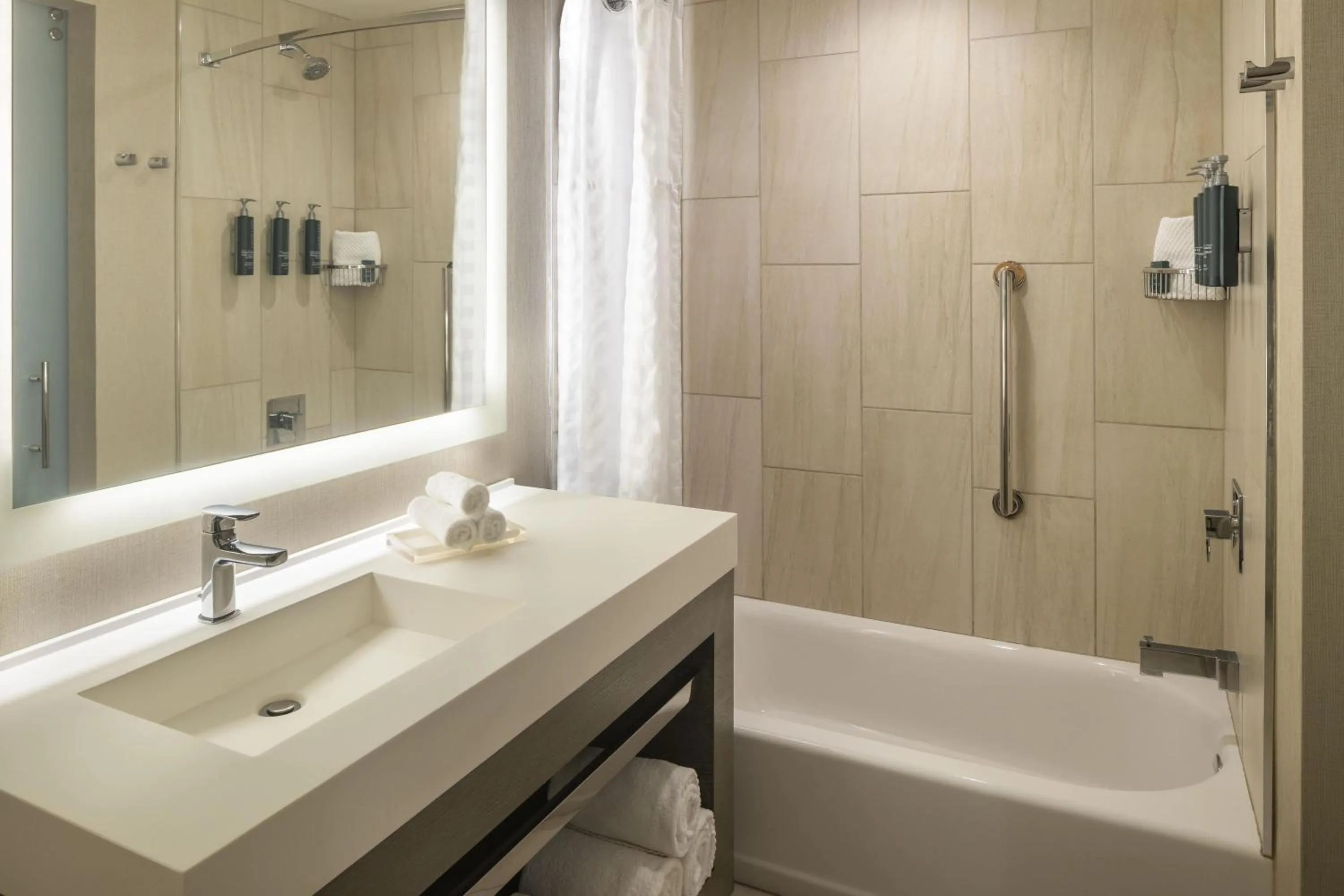 Queen Room with Two Queen Beds with Lake View - Hearing Access in Hilton Cleveland Downtown