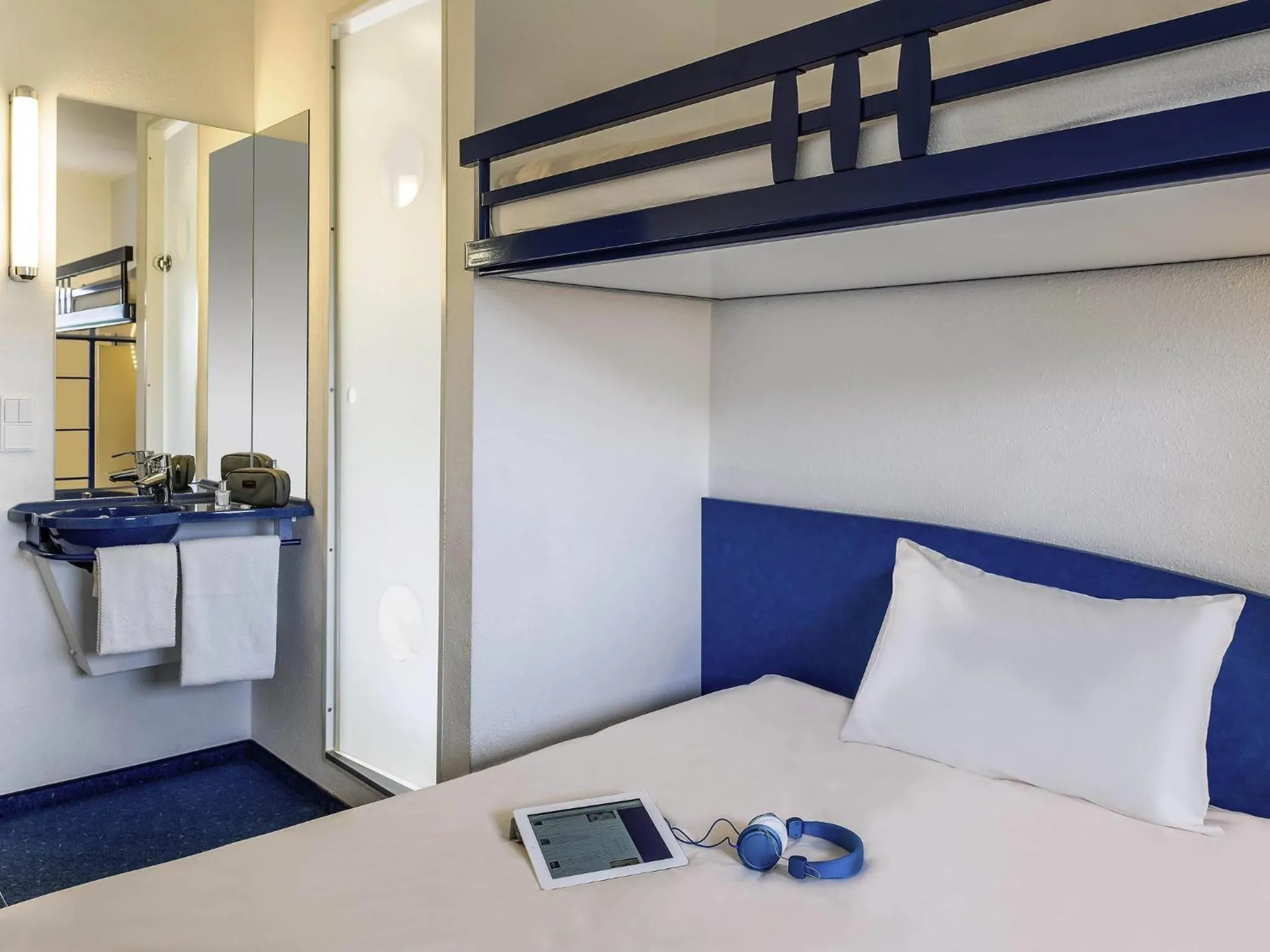 Double Room with Bunk Bed in ibis budget Rochefort
