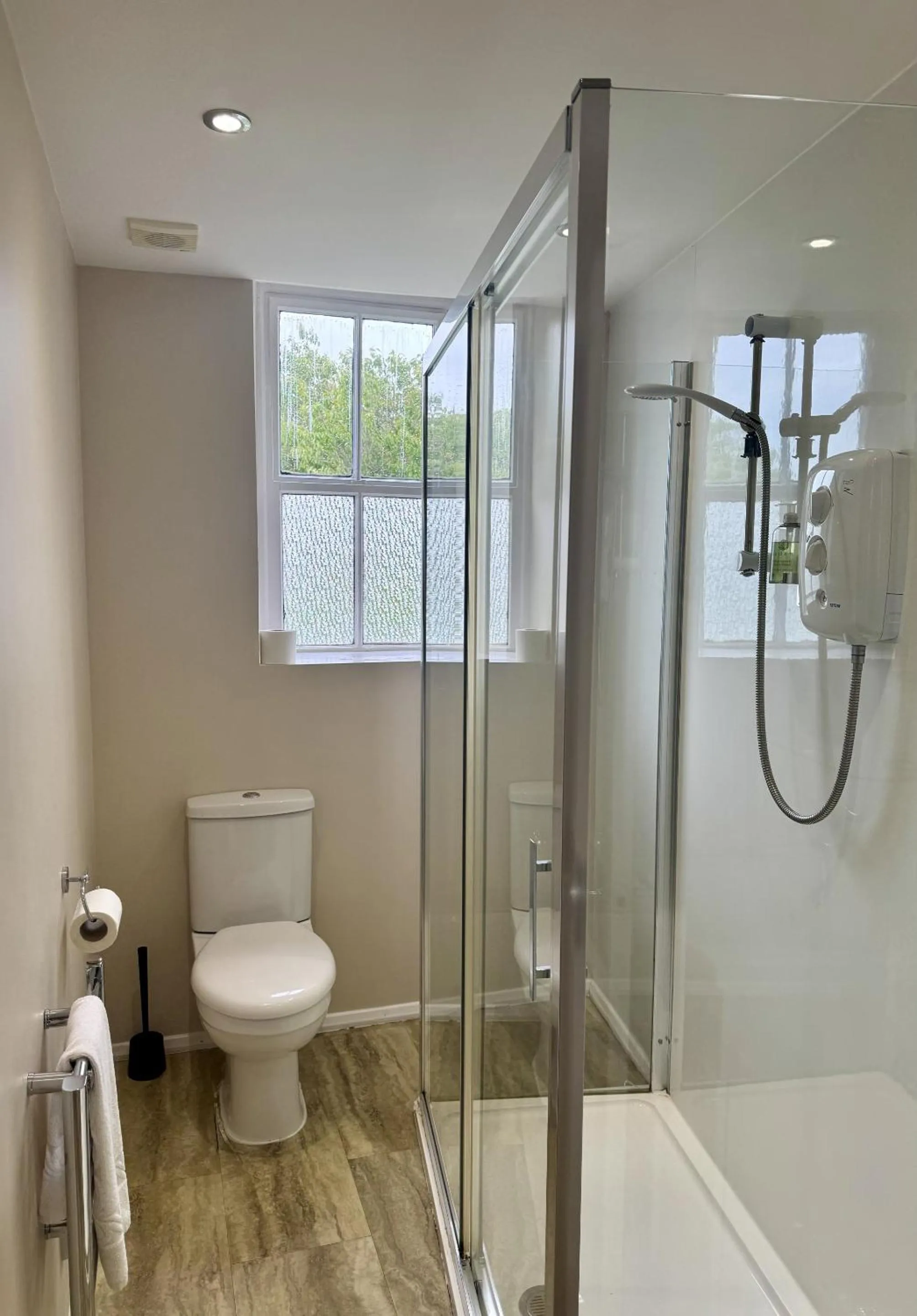 Twin Room with Shower in The Manor