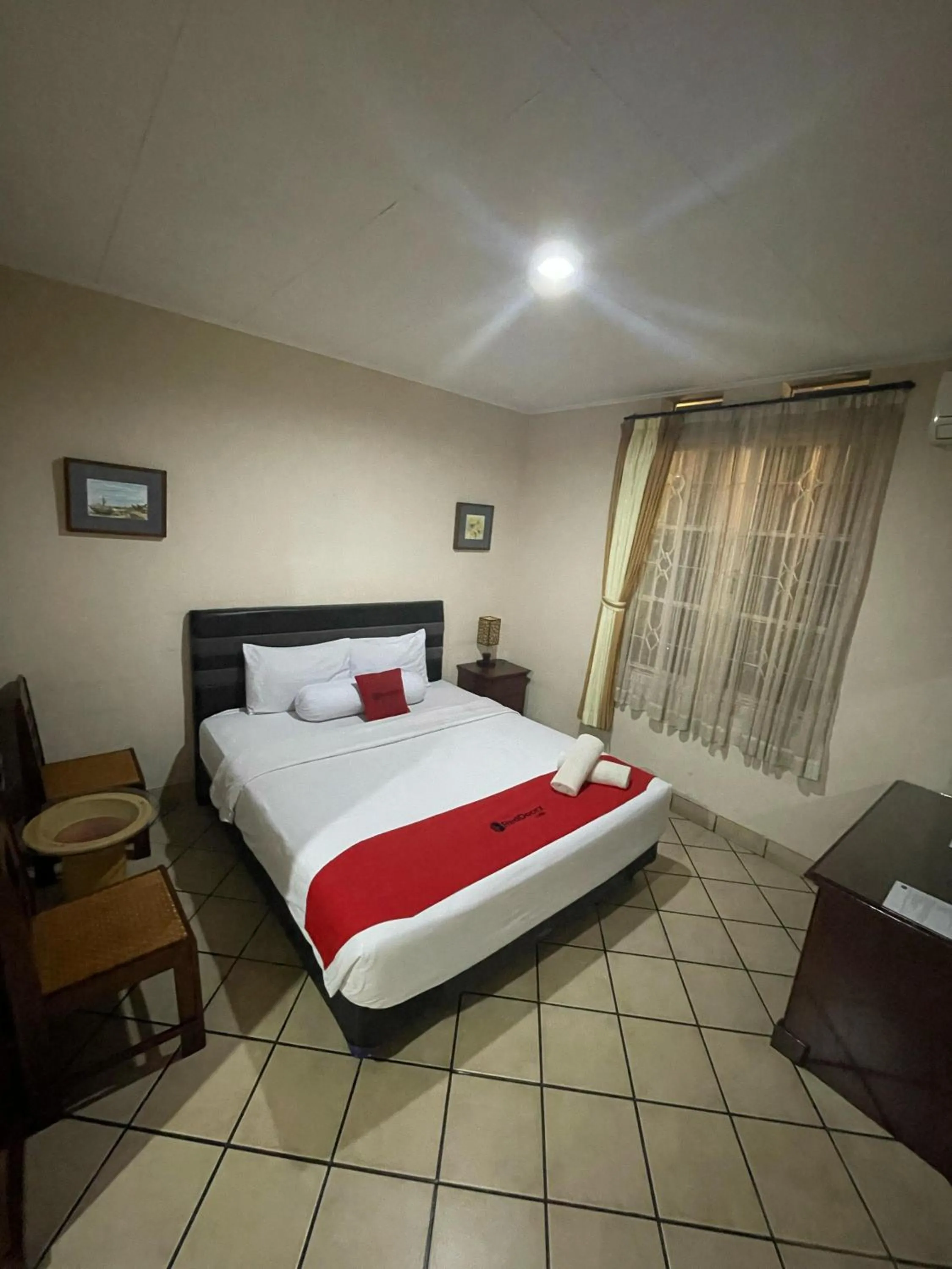 RedDoorz Double Room in RedDoorz Plus near Parahyangan University
