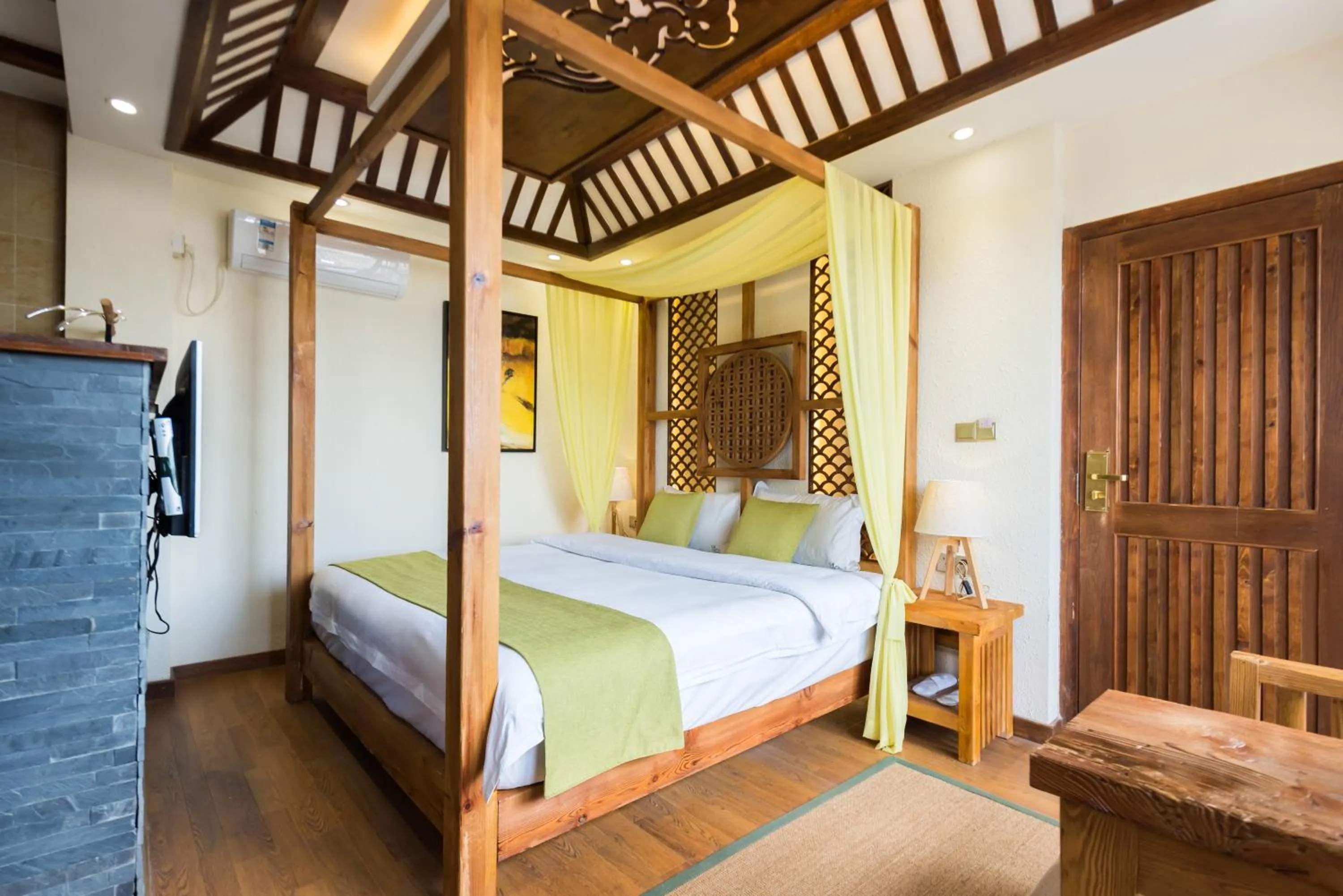 Mountain View King Bed with Balcony in Lijiang Yue Tu Inn