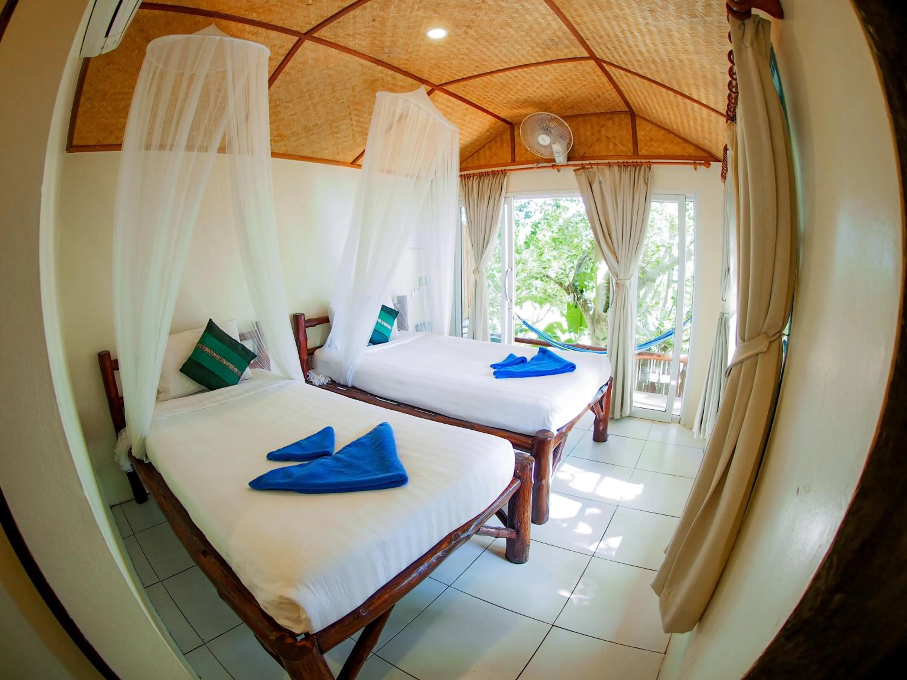 Standard Twin Room in Bubble Bungalow