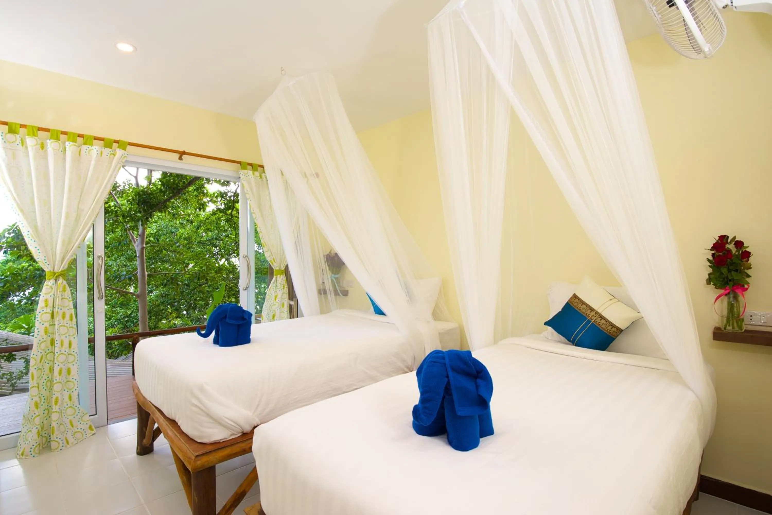 Standard Twin Room in Bubble Bungalow