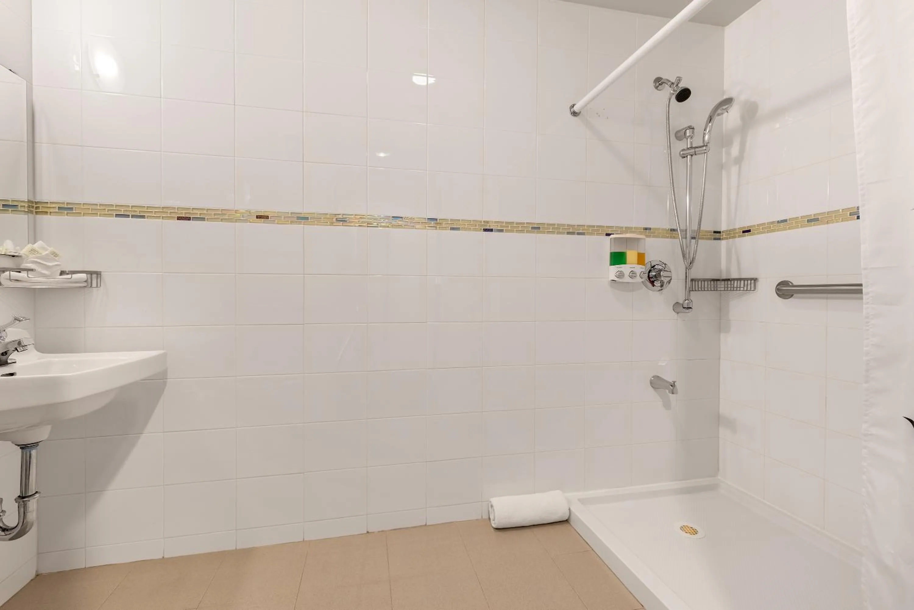 Queen Room - Disability Access in LIC Hotel