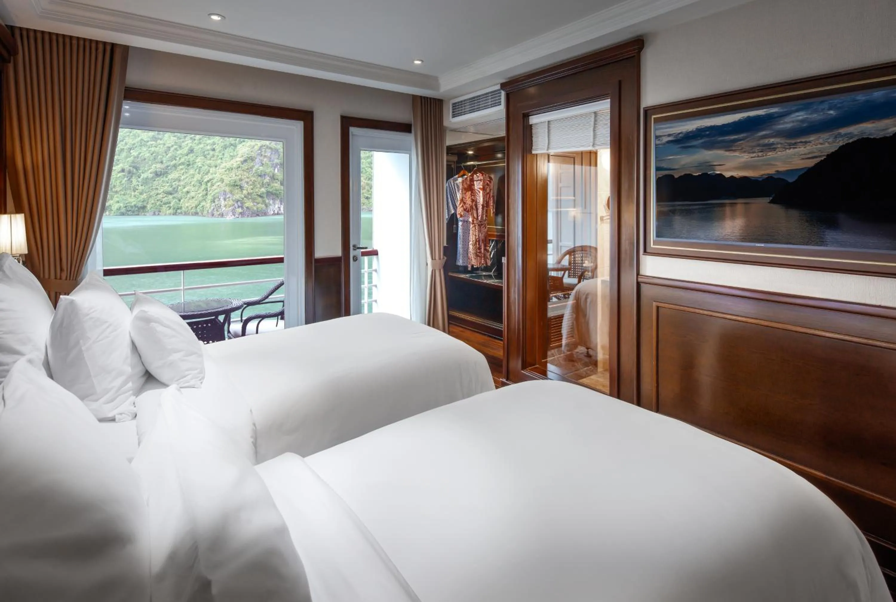 Executive with Balcony 2 Day 1 Night Package in Paradise Elegance Cruise Halong