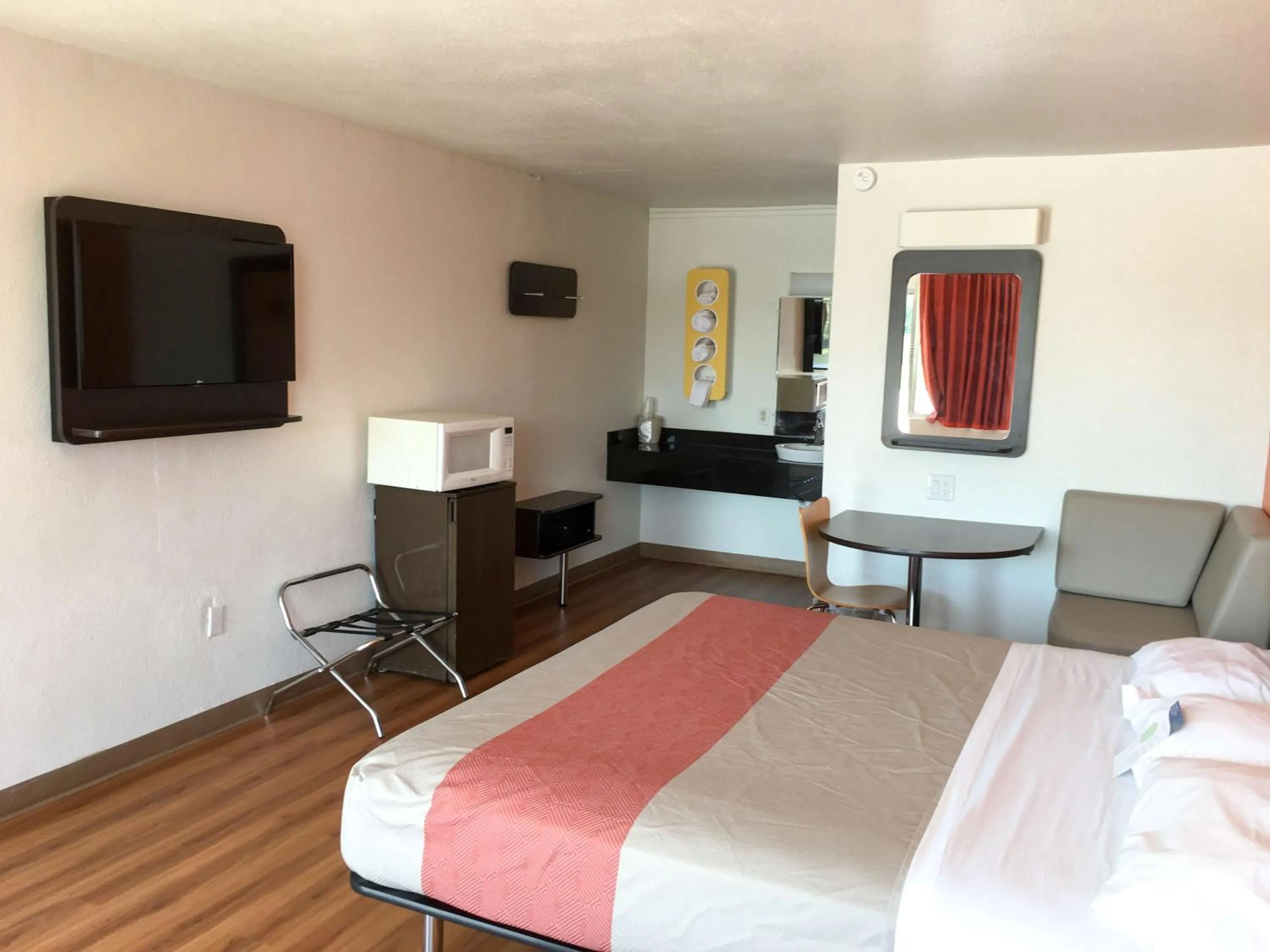Deluxe King Room - single occupancy - Non-Smoking in Motel 6-Connellys Springs, NC