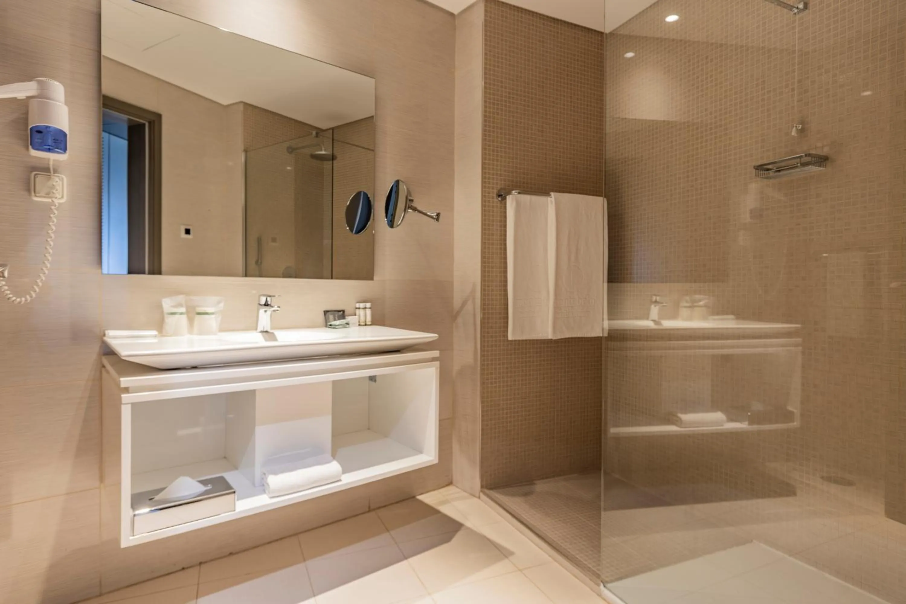 Suite with Balcony in Montebelo Girassol Maputo Hotel