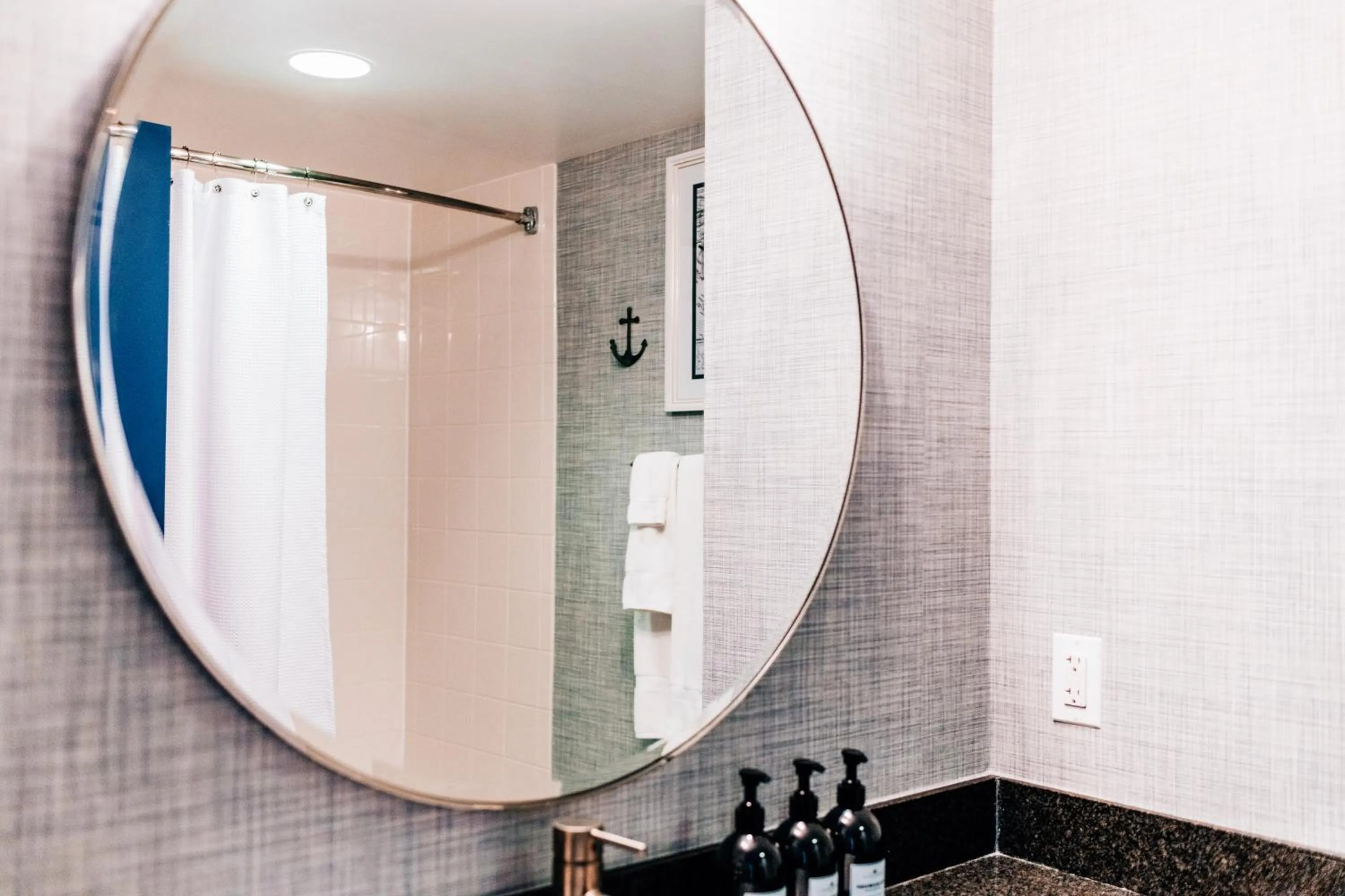 Deluxe King Room in Salem Waterfront Hotel & Suites