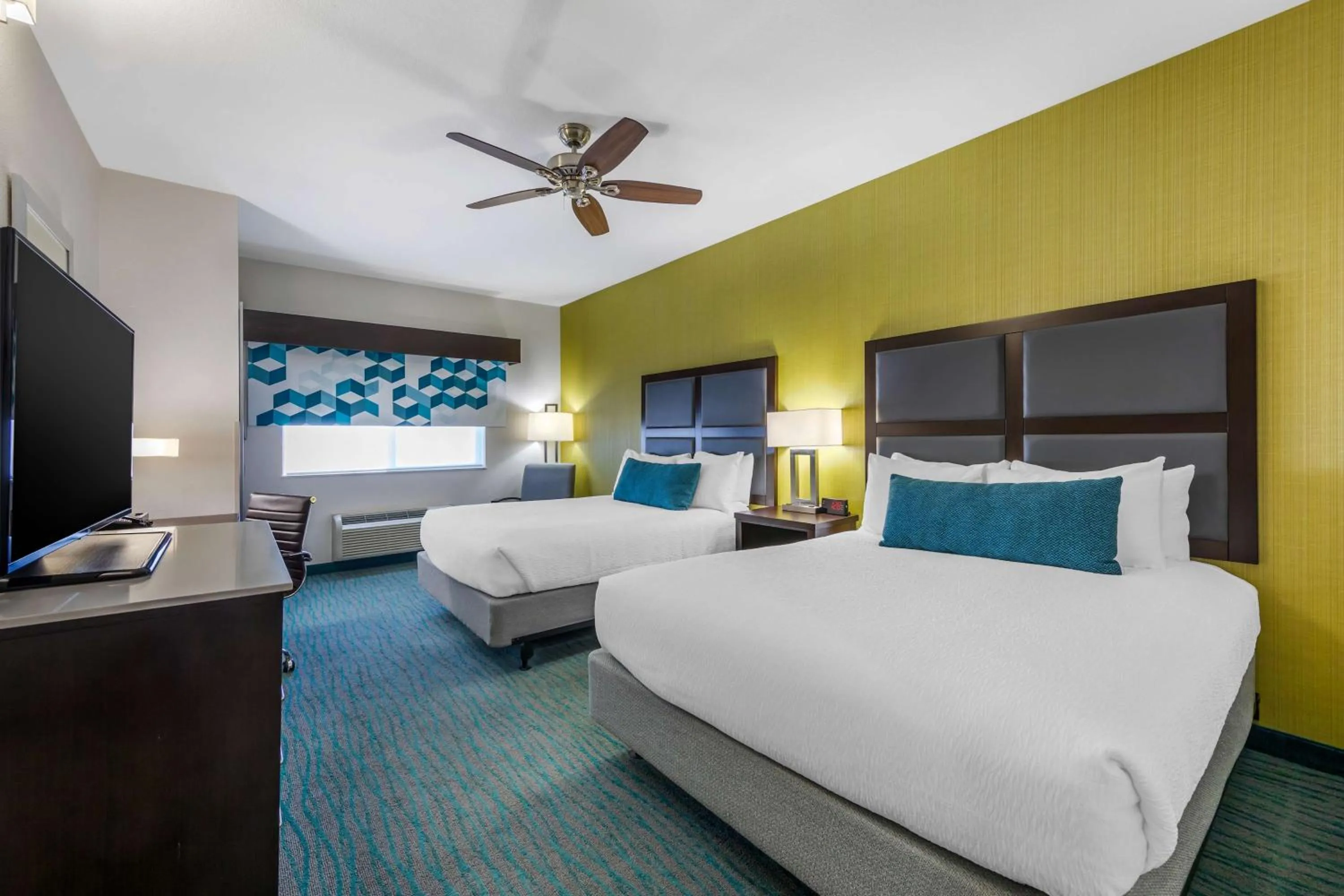 Queen Room with Roll-In Shower - Disability Access/Non-Smoking in Best Western Plus Taft Inn