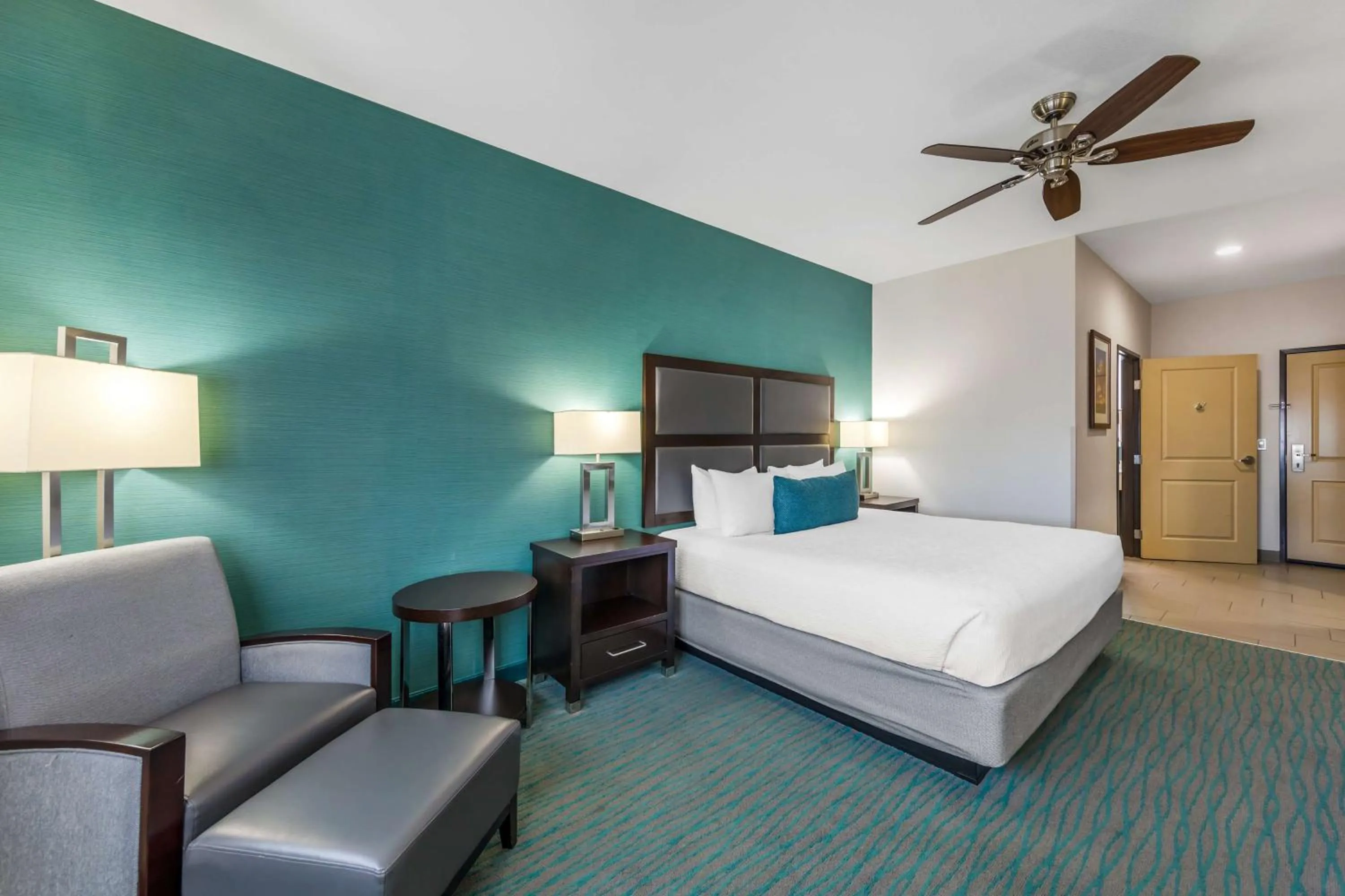 King Room with Bath Tub - Mobility Accessible/Non-Smoking in Best Western Plus Taft Inn