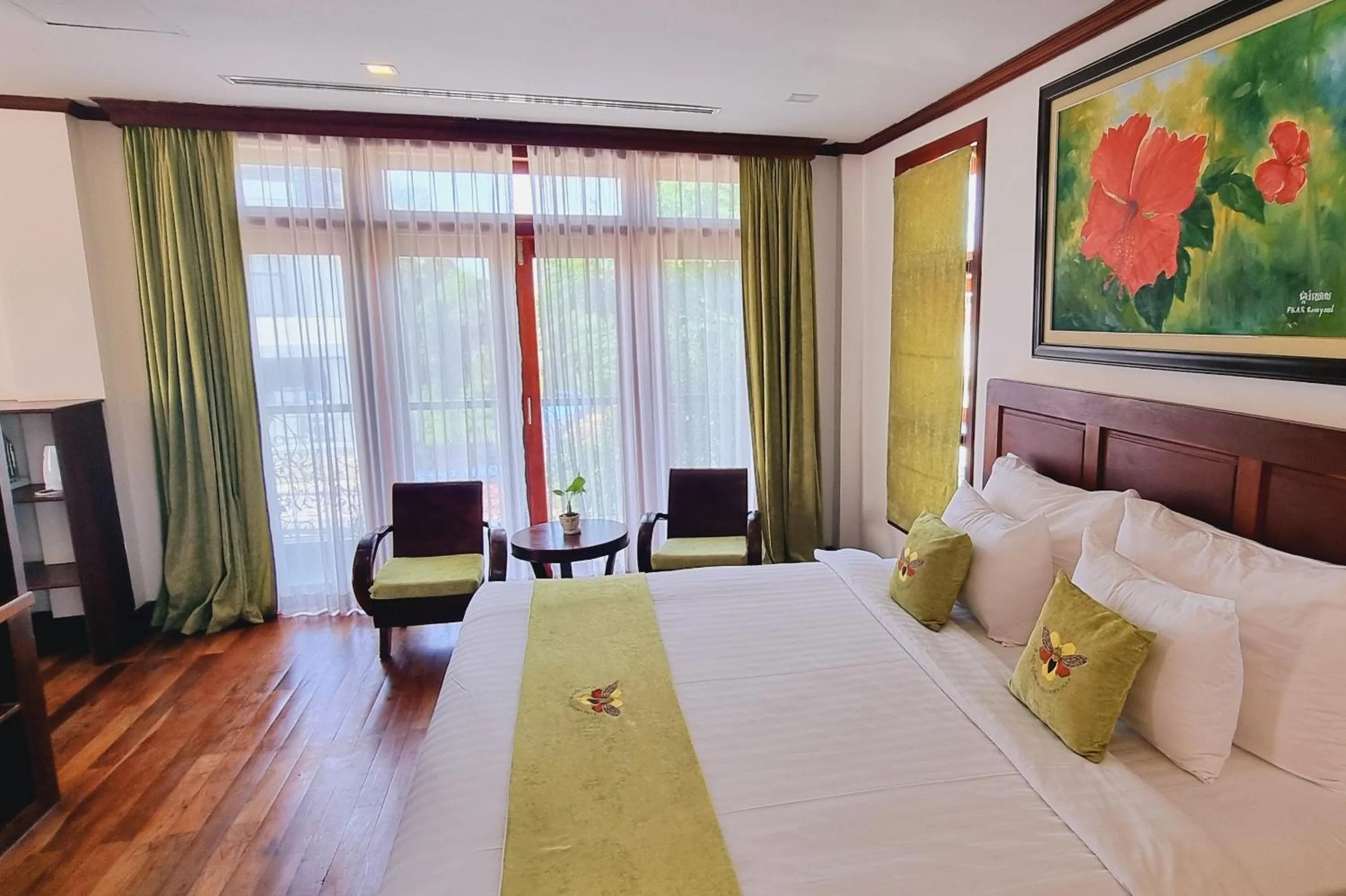  Landmark Suite King Size Bed with Balcony in Víd Angkor Boutique