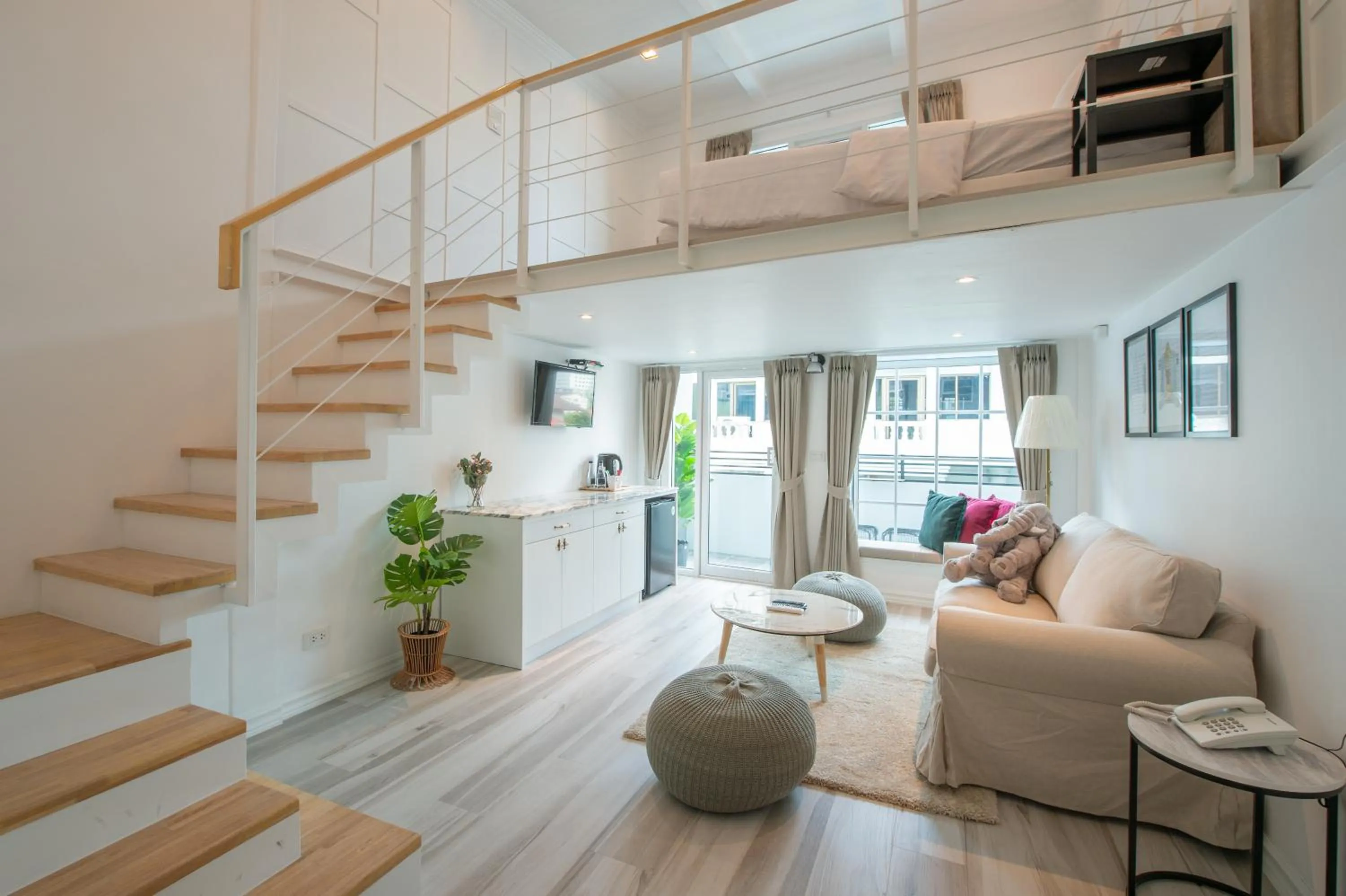 duplex with Balcony in White Ivory Bed And Breakfast