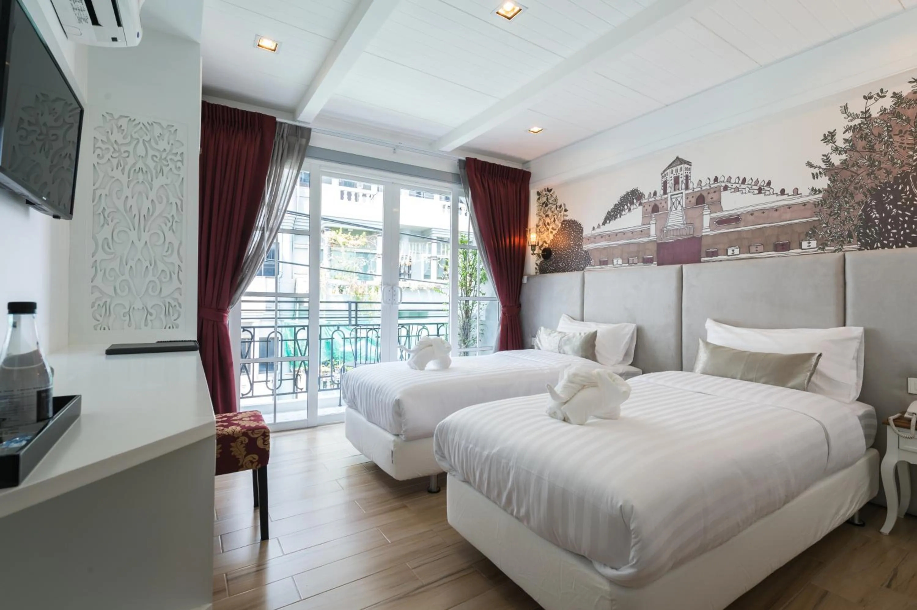 Deluxe Twin Room with Balcony in White Ivory Bed And Breakfast
